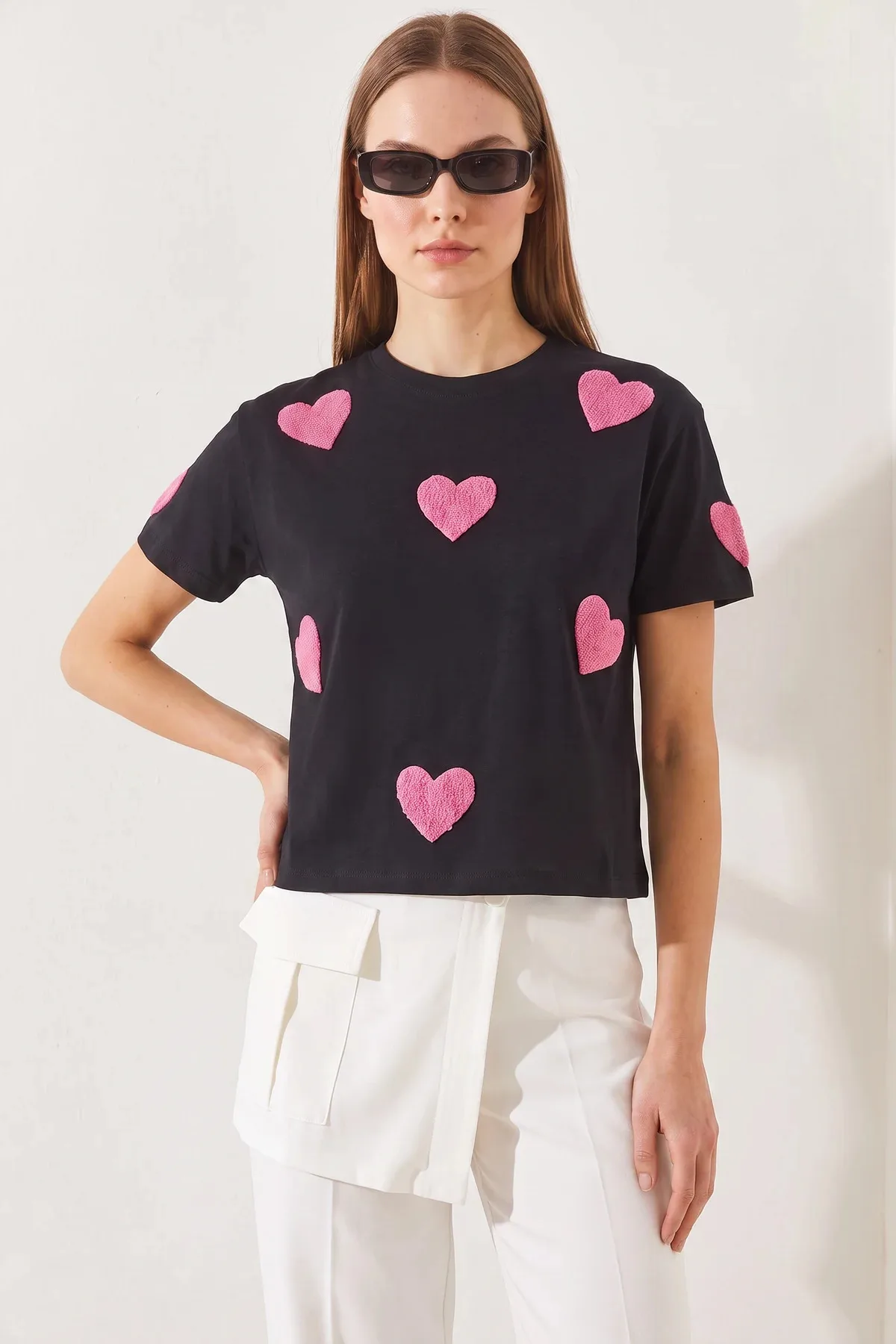Kadın Kalp Nakışlı Basic T Shirt Siyah
