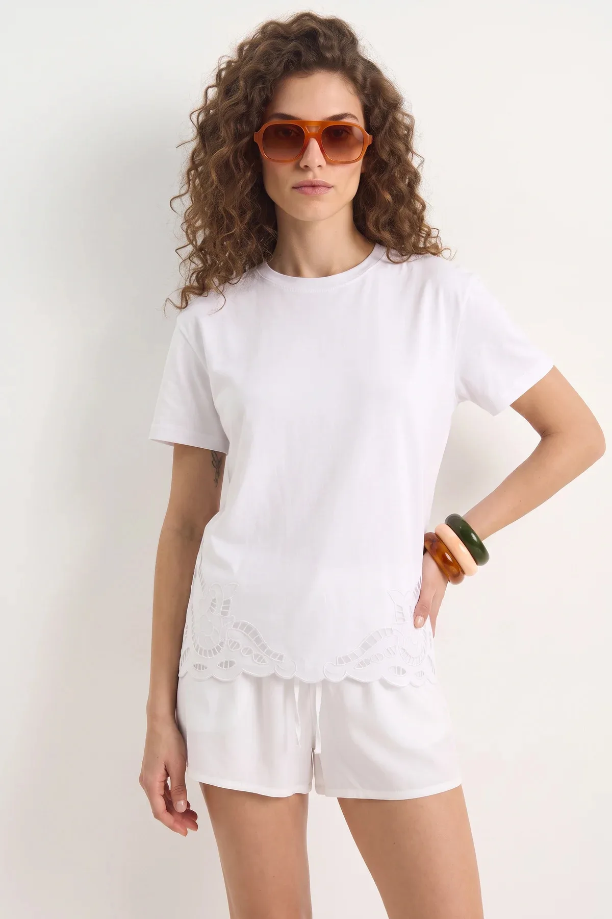 Kadın Brode Detaylı Bisiklet Yaka Basic T Shirt Beyaz