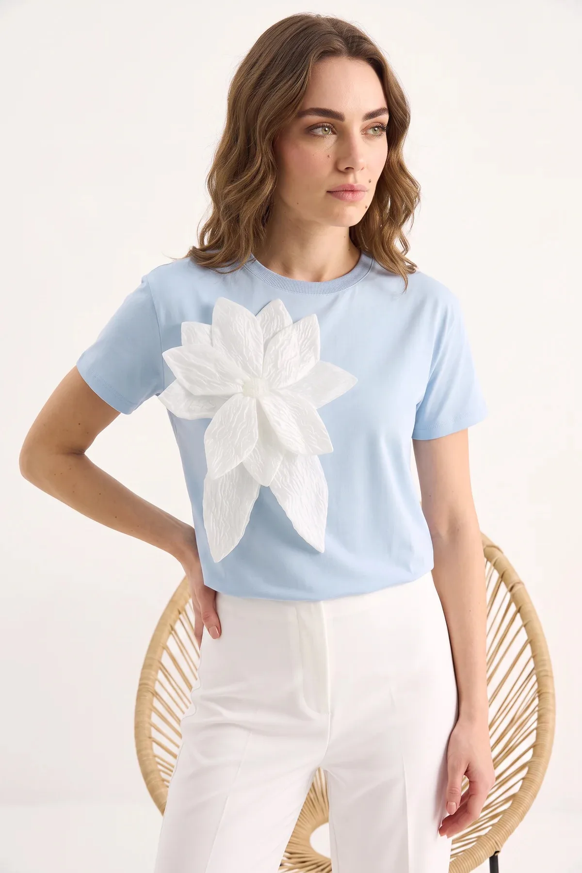 Kadın Çiçek Aksesuarlı Kısa Kollu Pamuklu T Shirt Bebe Mavisi T-Shirt