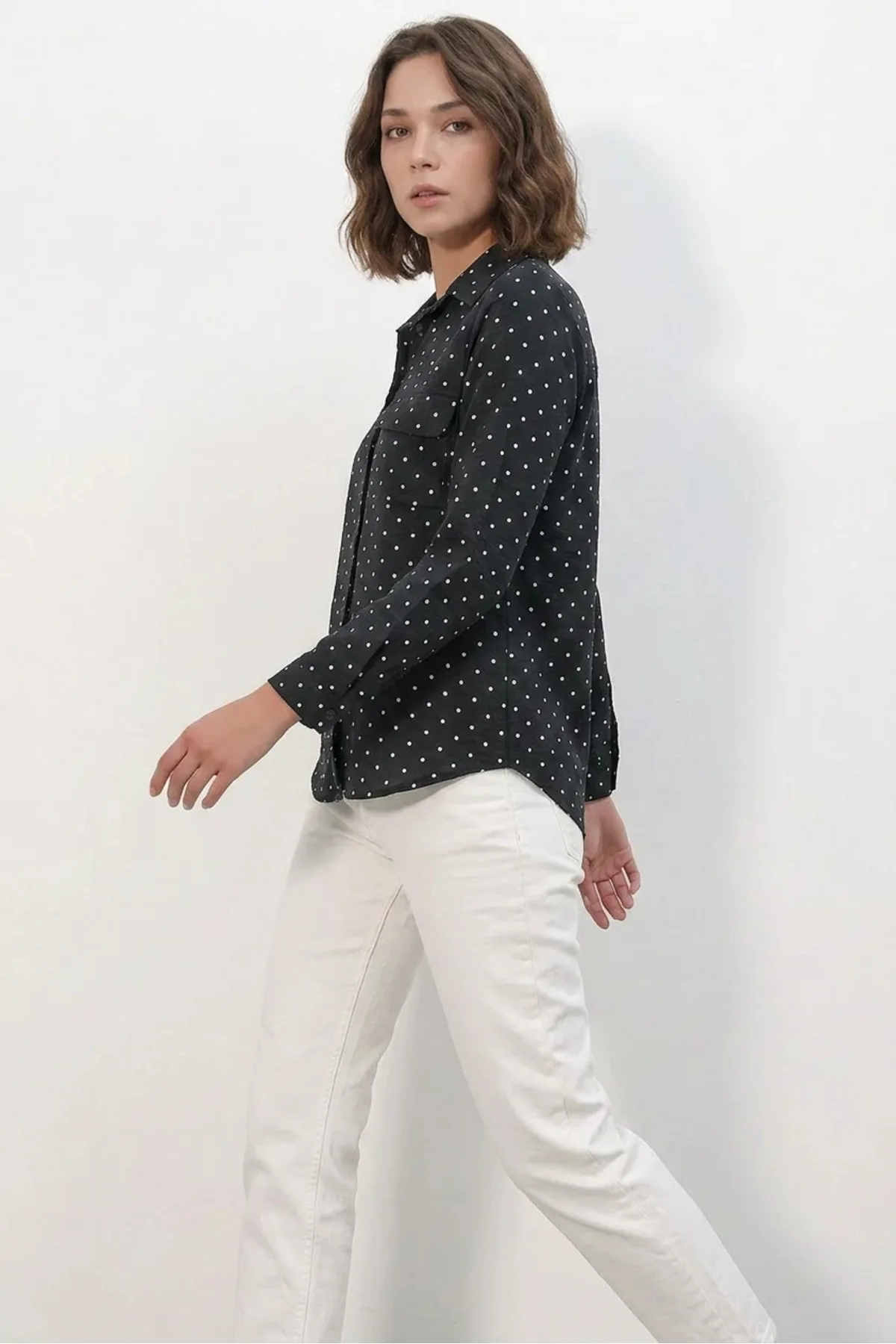 Kadın Oversize Tek Cepli Puantiyeli Siyah Gömlek