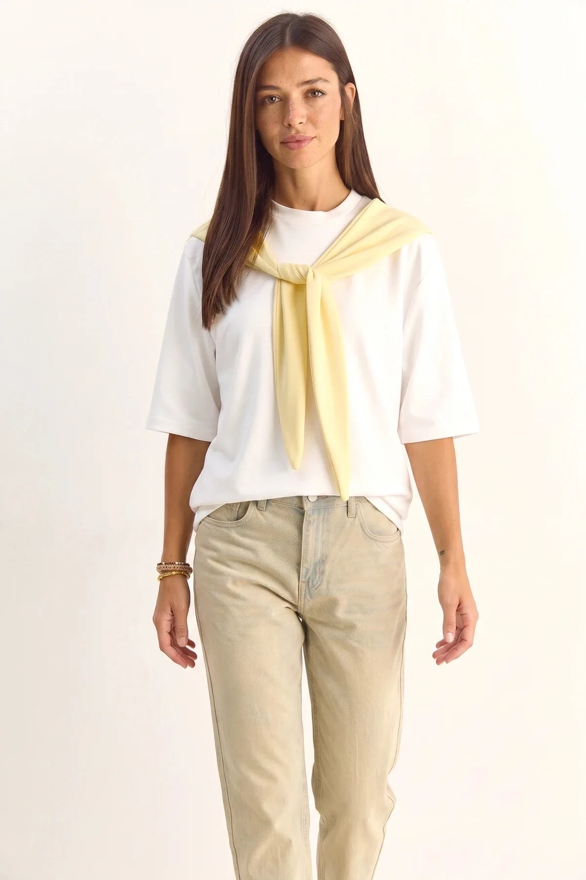 Kadın Şal Detaylı Oversize Basic Beyaz Sarı Tişört