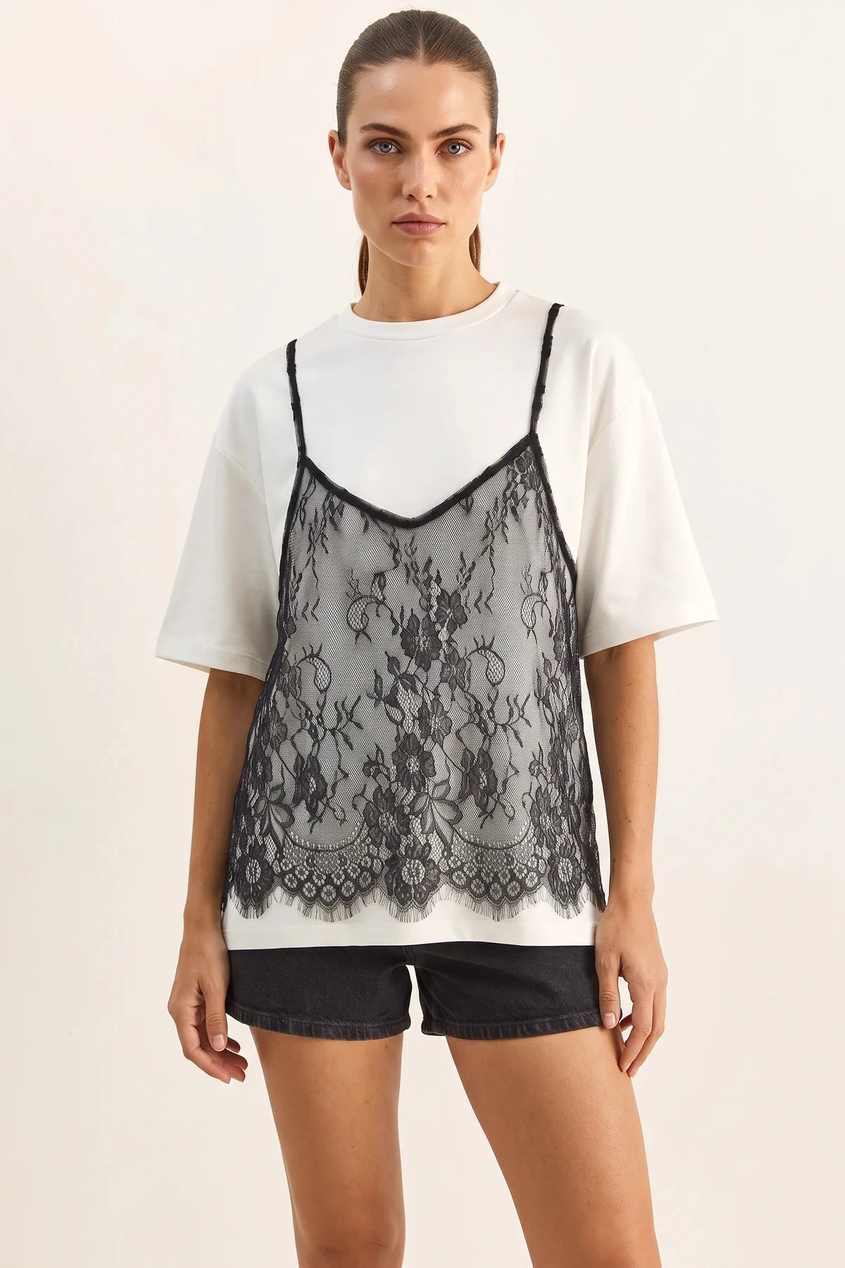 Kadın Dantel Detaylı Katmanlı Görünümlü Basic T Shirt Beyaz T-Shirt
