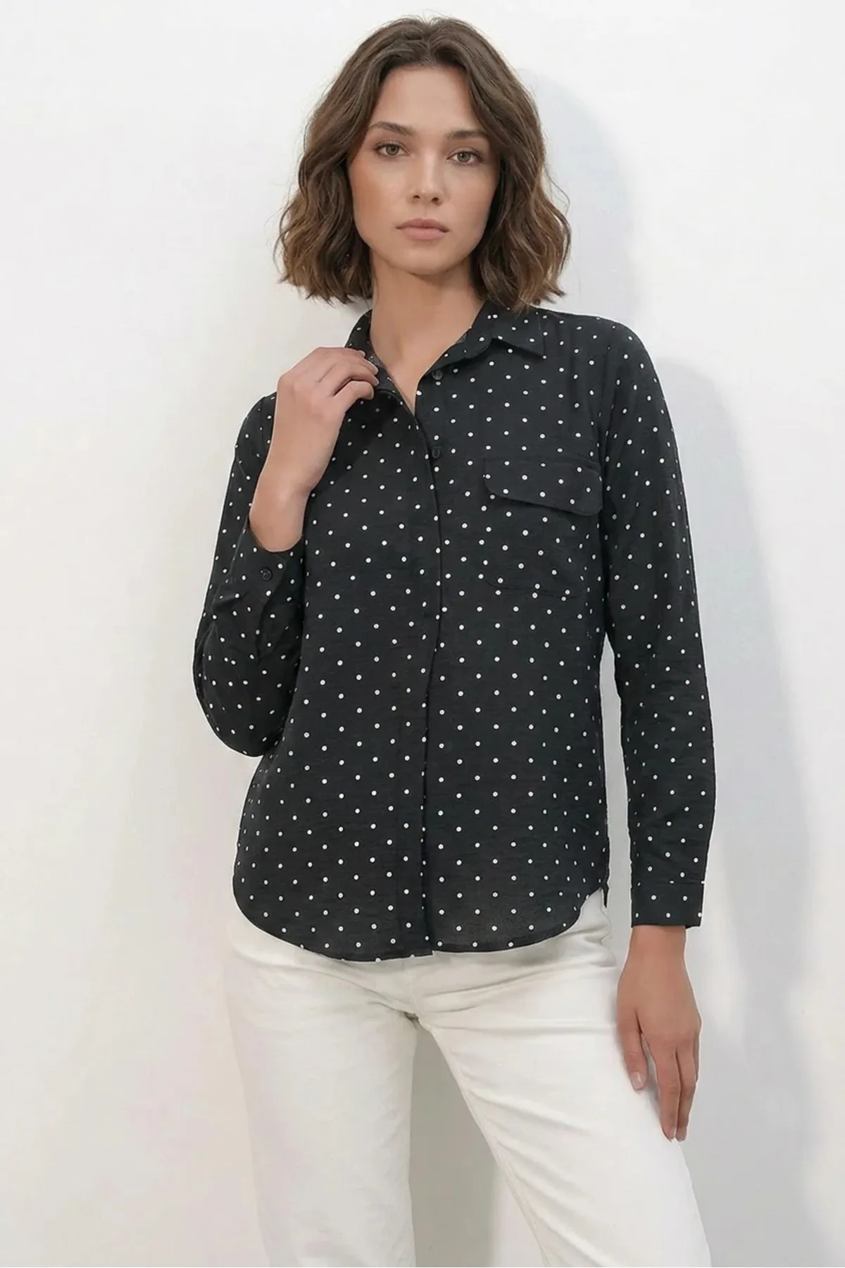 Kadın Oversize Tek Cepli Puantiyeli Siyah Gömlek
