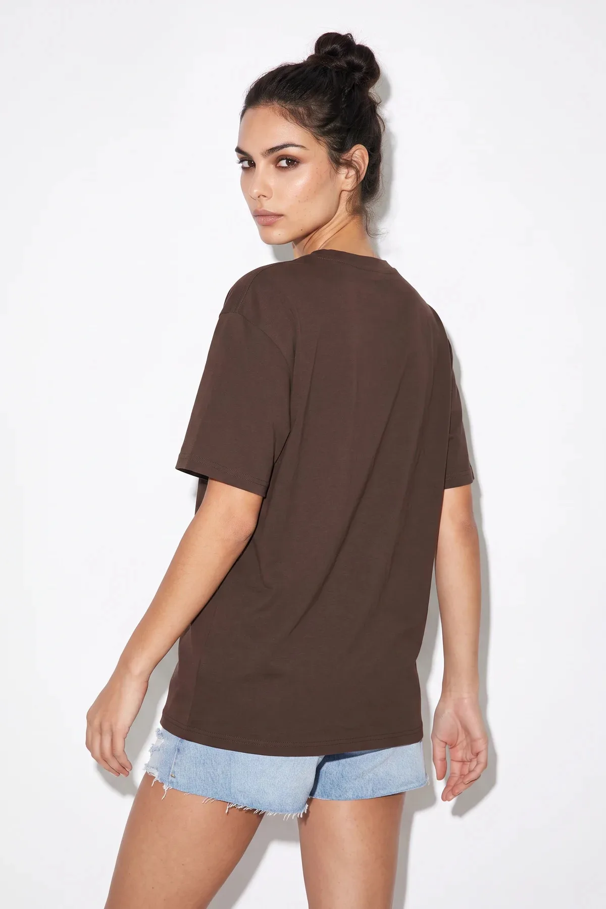 Kadın Bisiklet Yaka Nakış ve Boncuk İşlemeli Oversize T Shirt Kahverengi