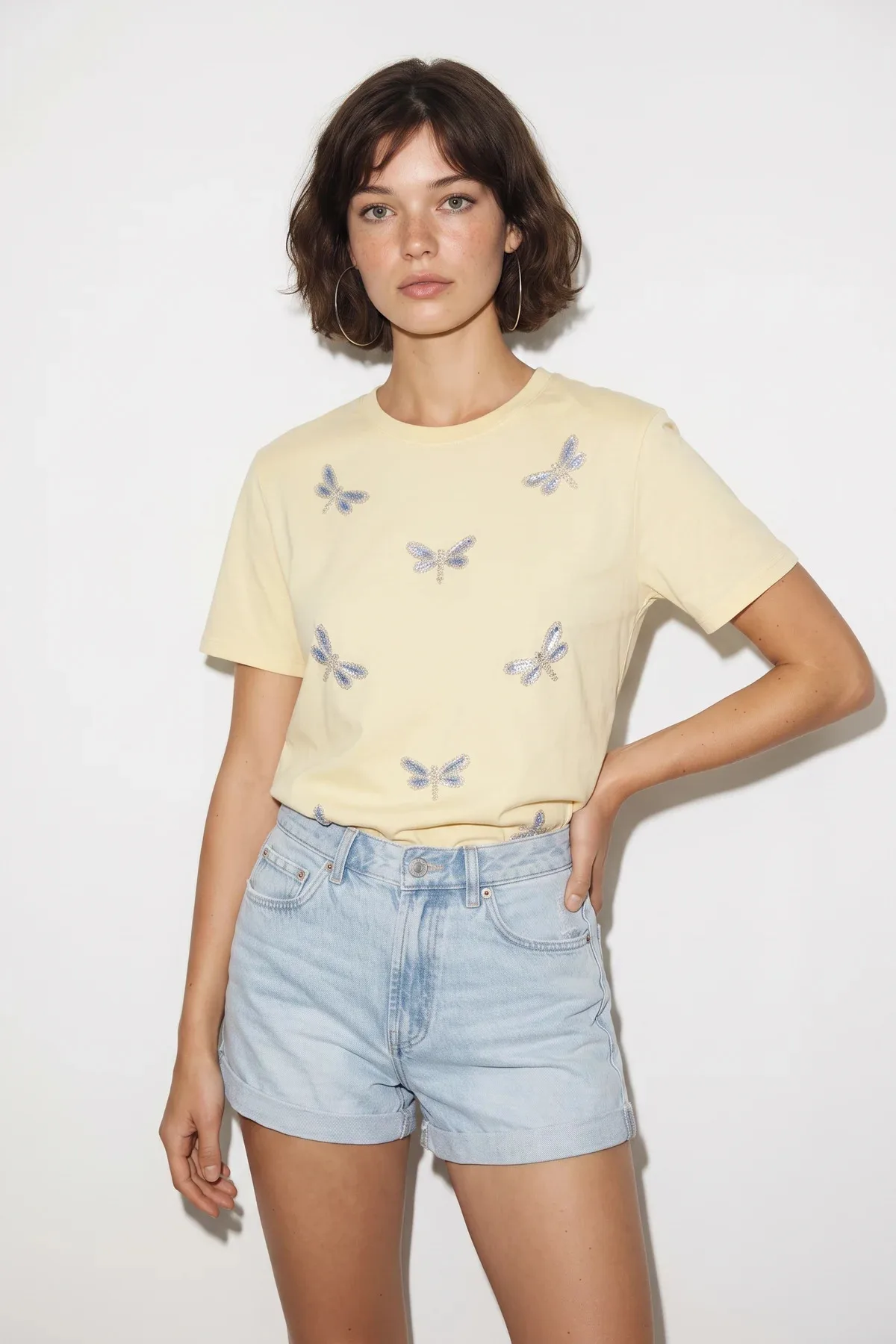 Kadın Boncuk Taş İşlemeli Yusufçuk Desenli Rahat Kalıp T Shirt Sarı