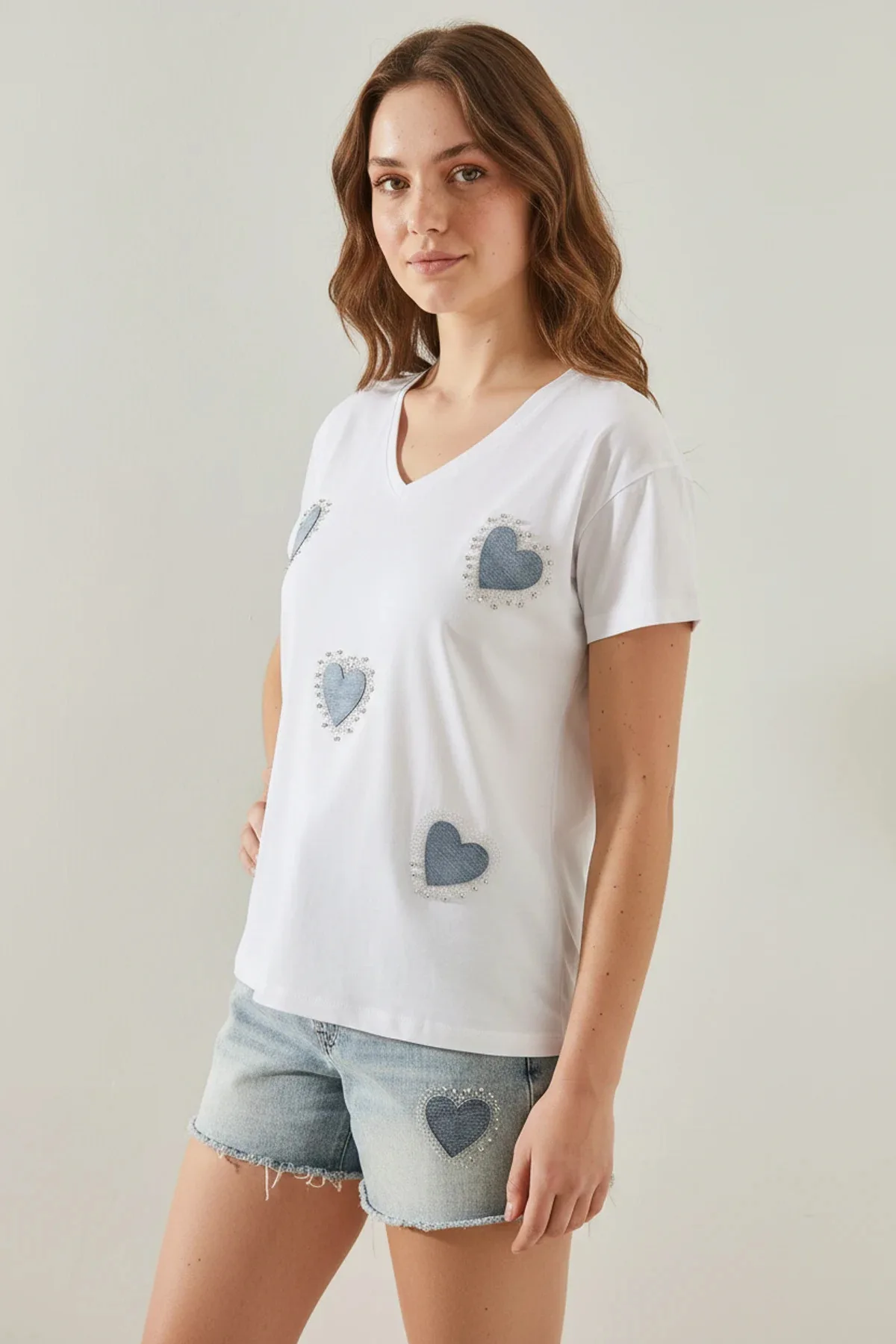 Kadın V Yaka Kot Kalp Detaylı Taşlı T Shirt Beyaz