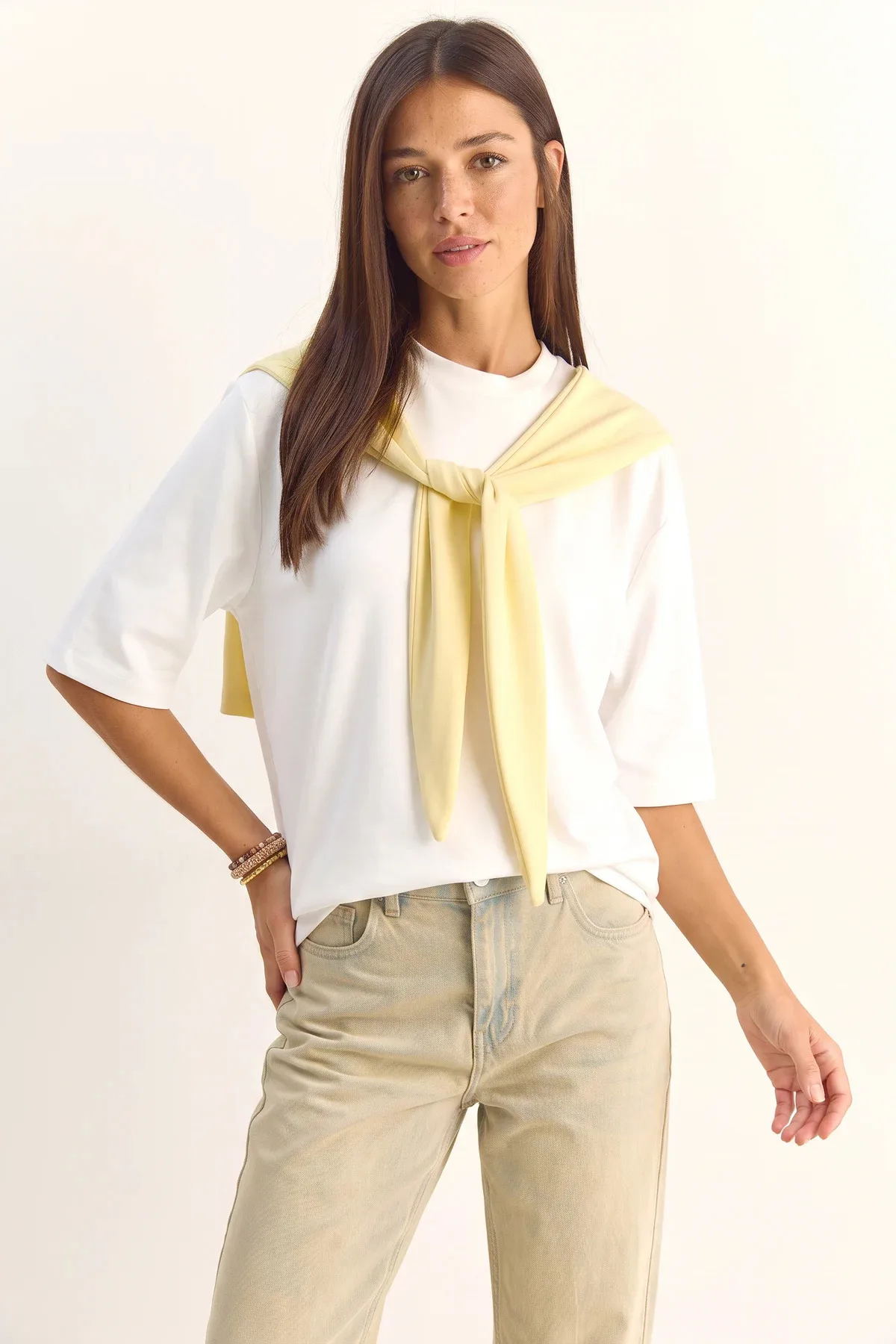 Kadın Şal Detaylı Oversize Basic Beyaz Sarı Tişört