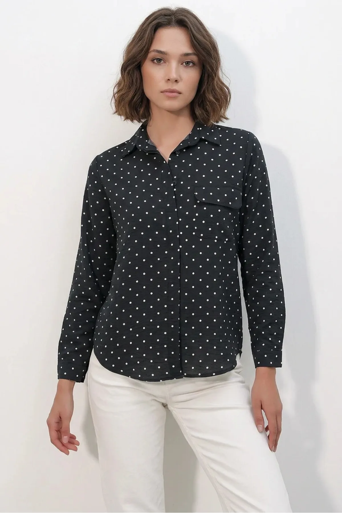 Kadın Oversize Tek Cepli Puantiyeli Siyah Gömlek
