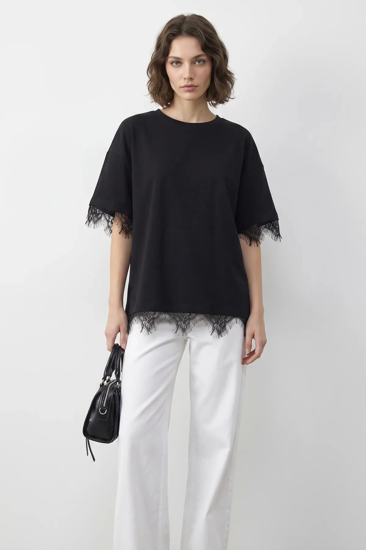 Kadın Dantel Detaylı Bisiklet Yaka Oversize T Shirt Siyah