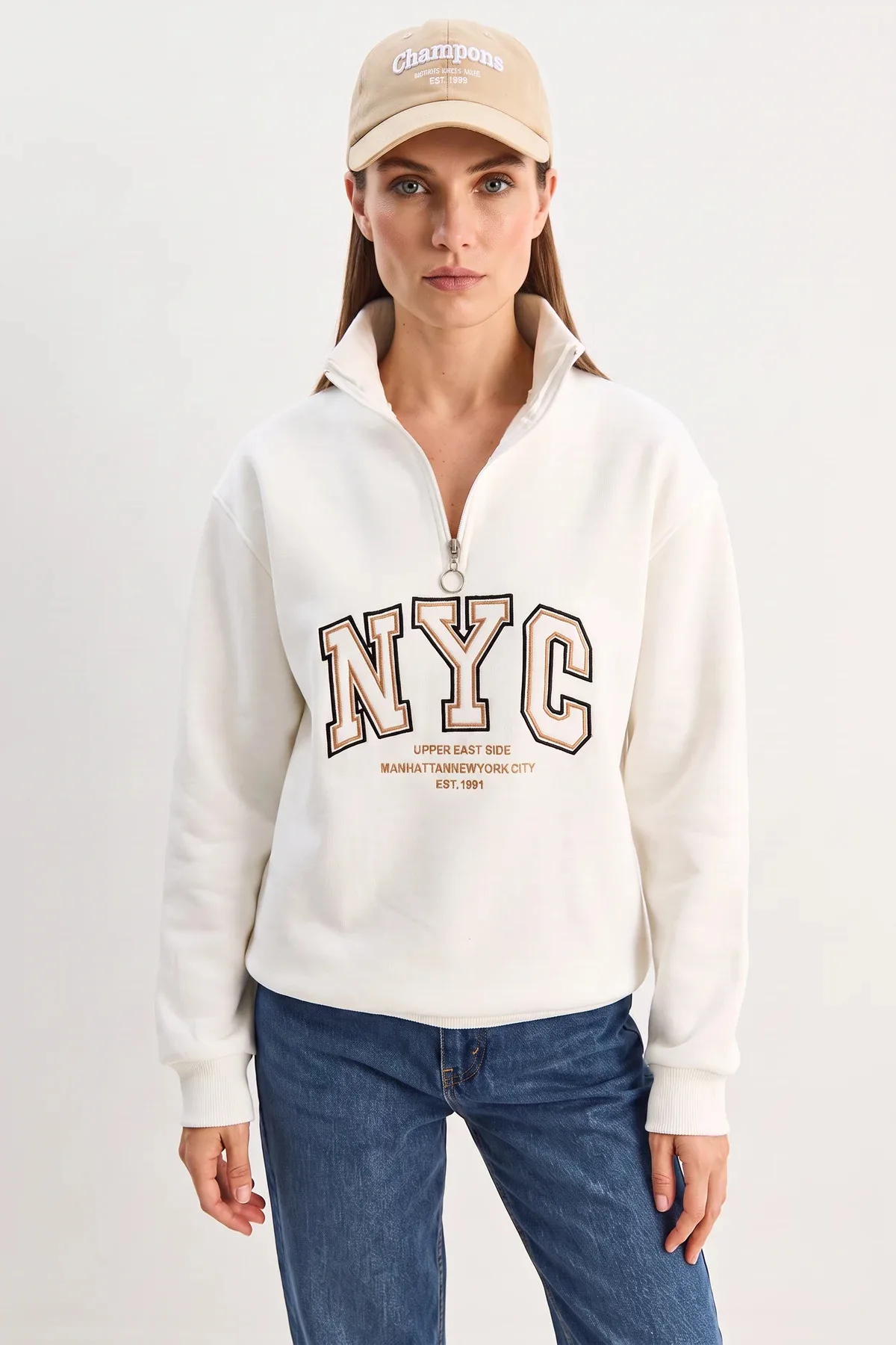Kadın NYC Nakış İşlemeli Yakası Fermuarlı Oversize Beyaz Sweatshirt