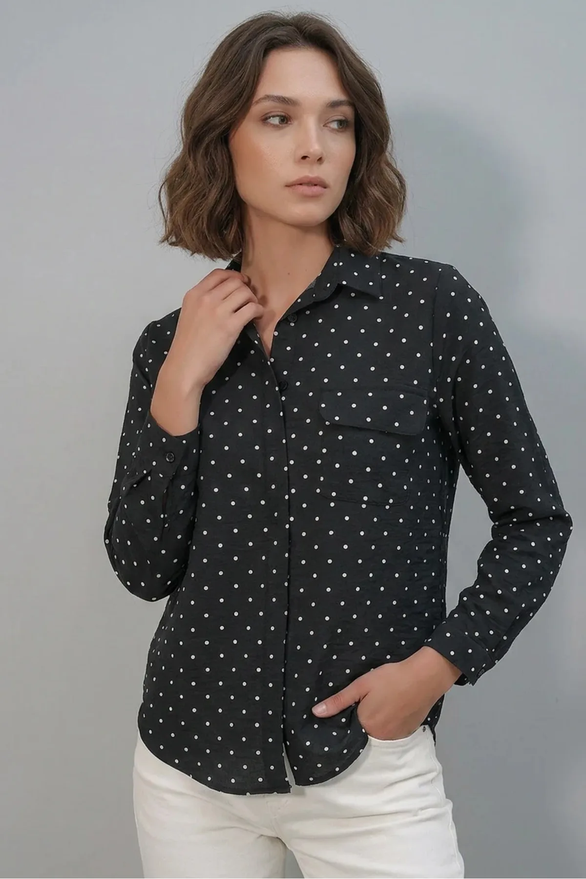 Kadın Oversize Tek Cepli Puantiyeli Siyah Gömlek