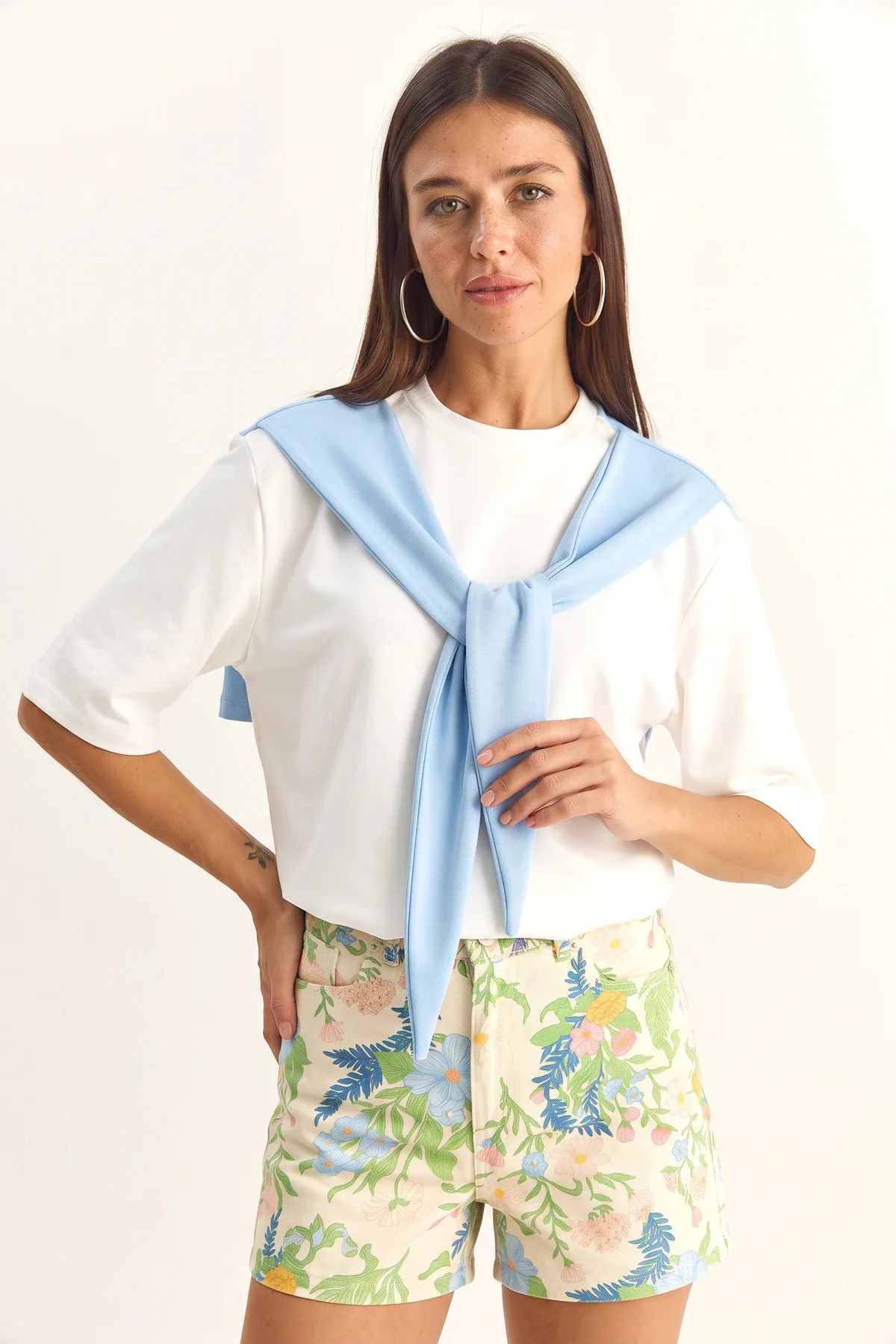 Kadın Şal Detaylı Oversize Basic Beyaz Bebe Mavi Tişört