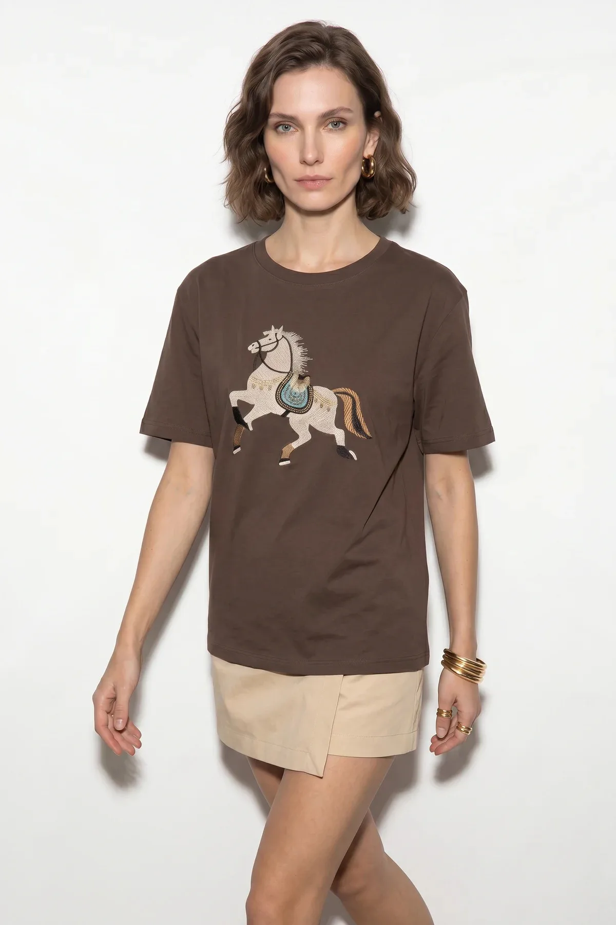 Kadın Figürlü Nakış ve Boncuk Detaylı Oversize T Shirt Kahverengi