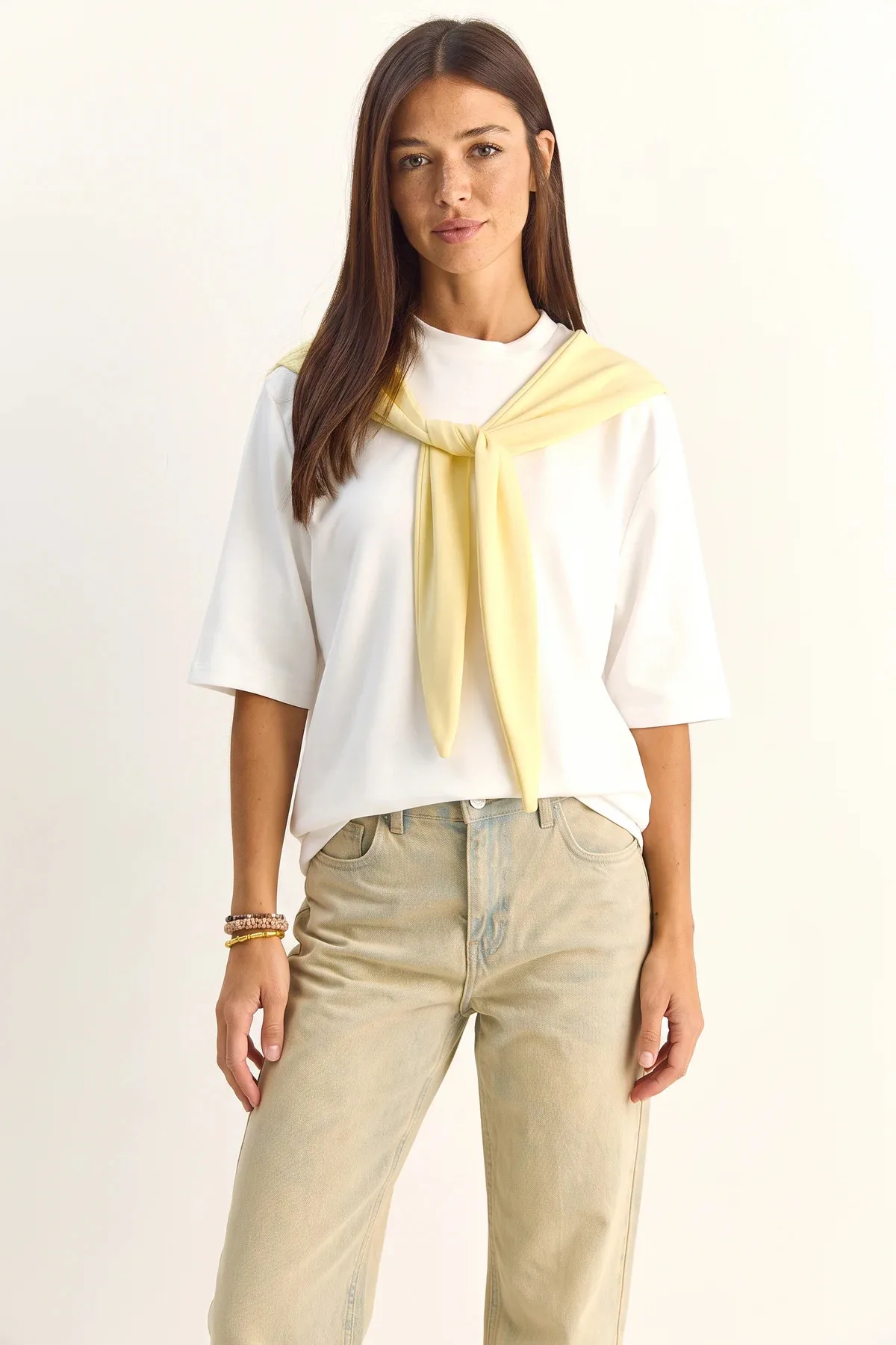 Kadın Şal Detaylı Oversize Basic Beyaz Sarı Tişört