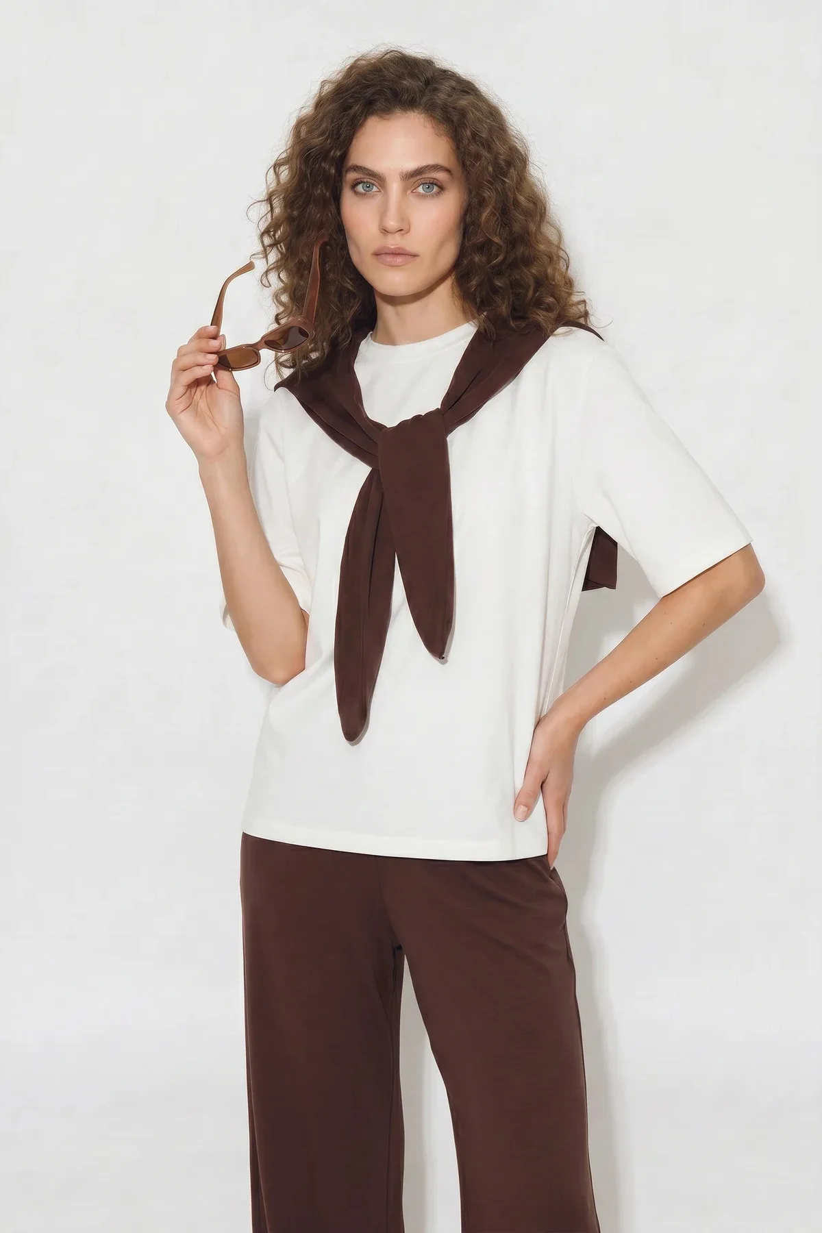 Kadın Şal Detaylı Basic T Shirt Beli Lastikli Bol Pantolon Alt Üst Modal Takım Kahverengi Beyaz