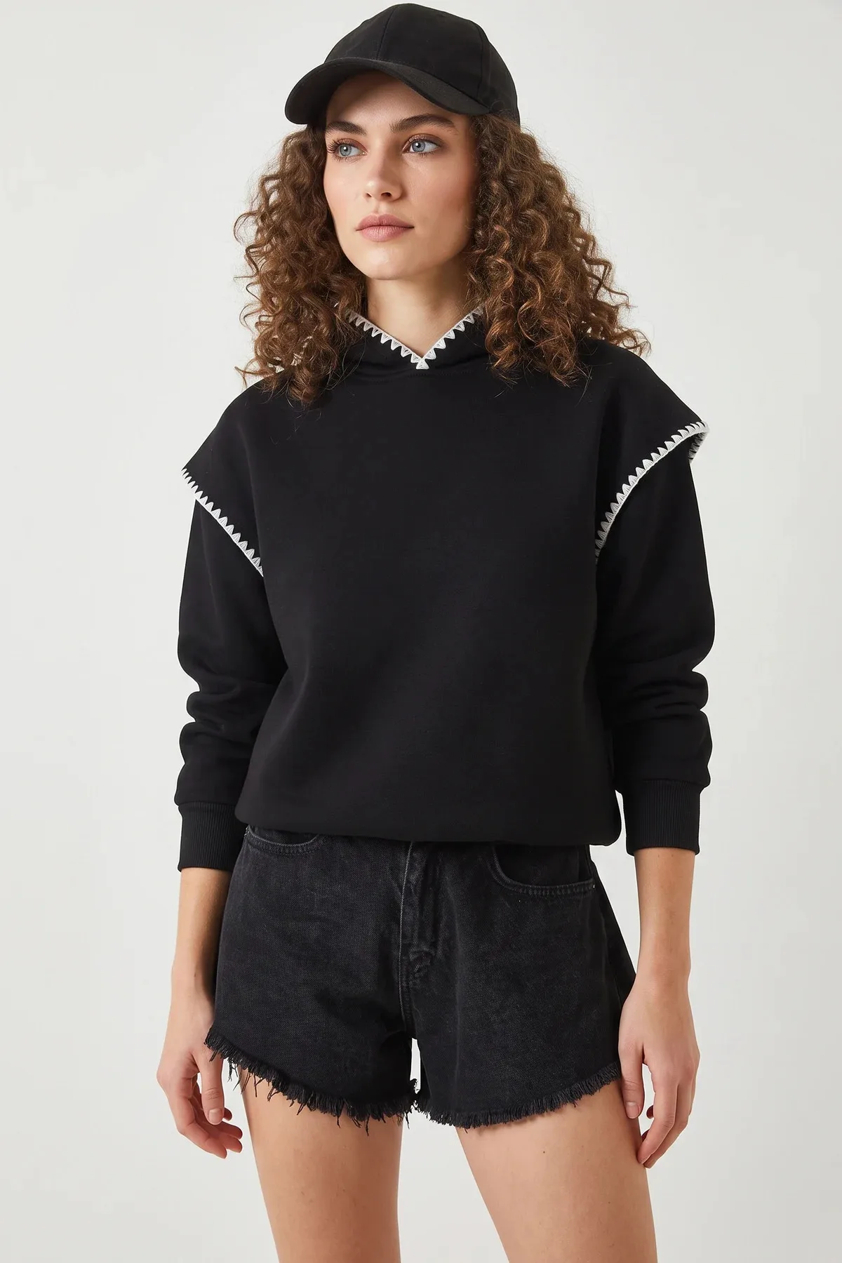 Kadın Kapüşonlu Dantel Detaylı Siyah Sweatshirt