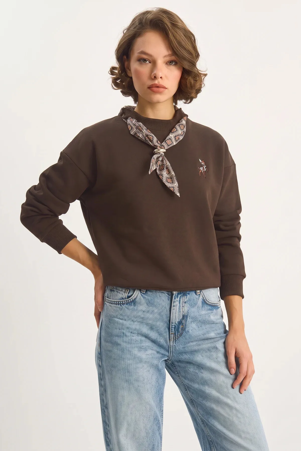 Kadın Fular Detaylı Ceylan Nakışlı Üç İplik Şardonlu Oversize Acı Kahve Sweatshirt