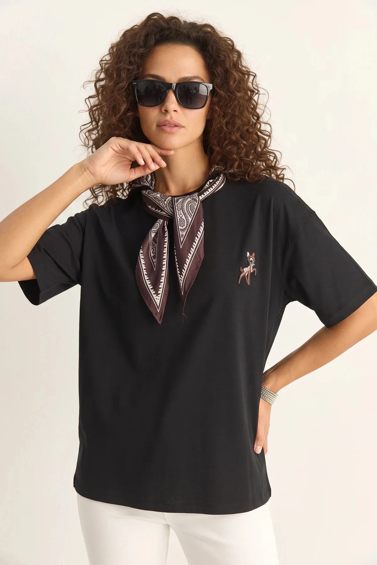 Kadın Ceylan Nakışlı Fularlı Basic Salaş T Shirt Siyah