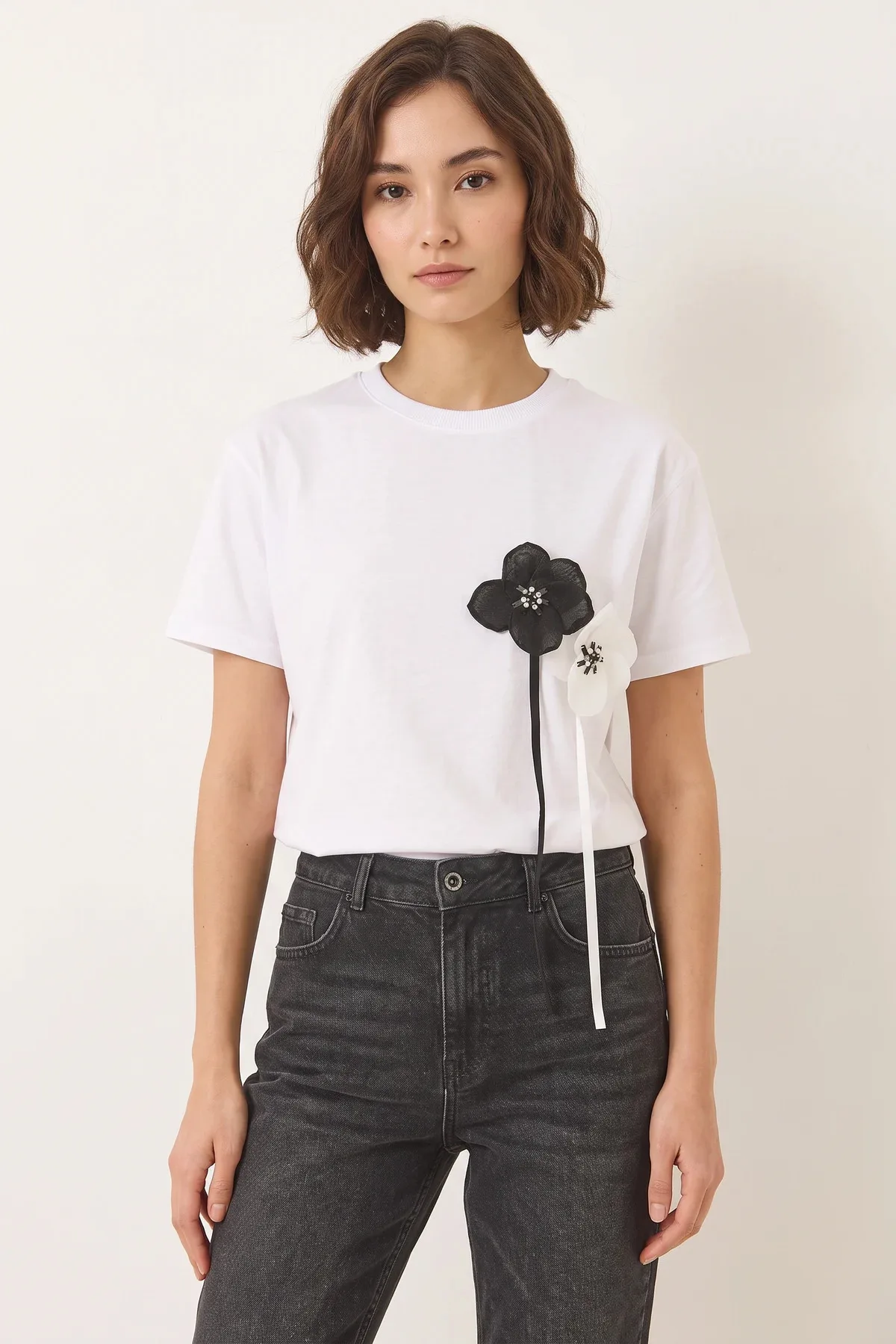 Kadın Aksesuarlı Kısa Kollu Pamuklu T Shirt Beyaz