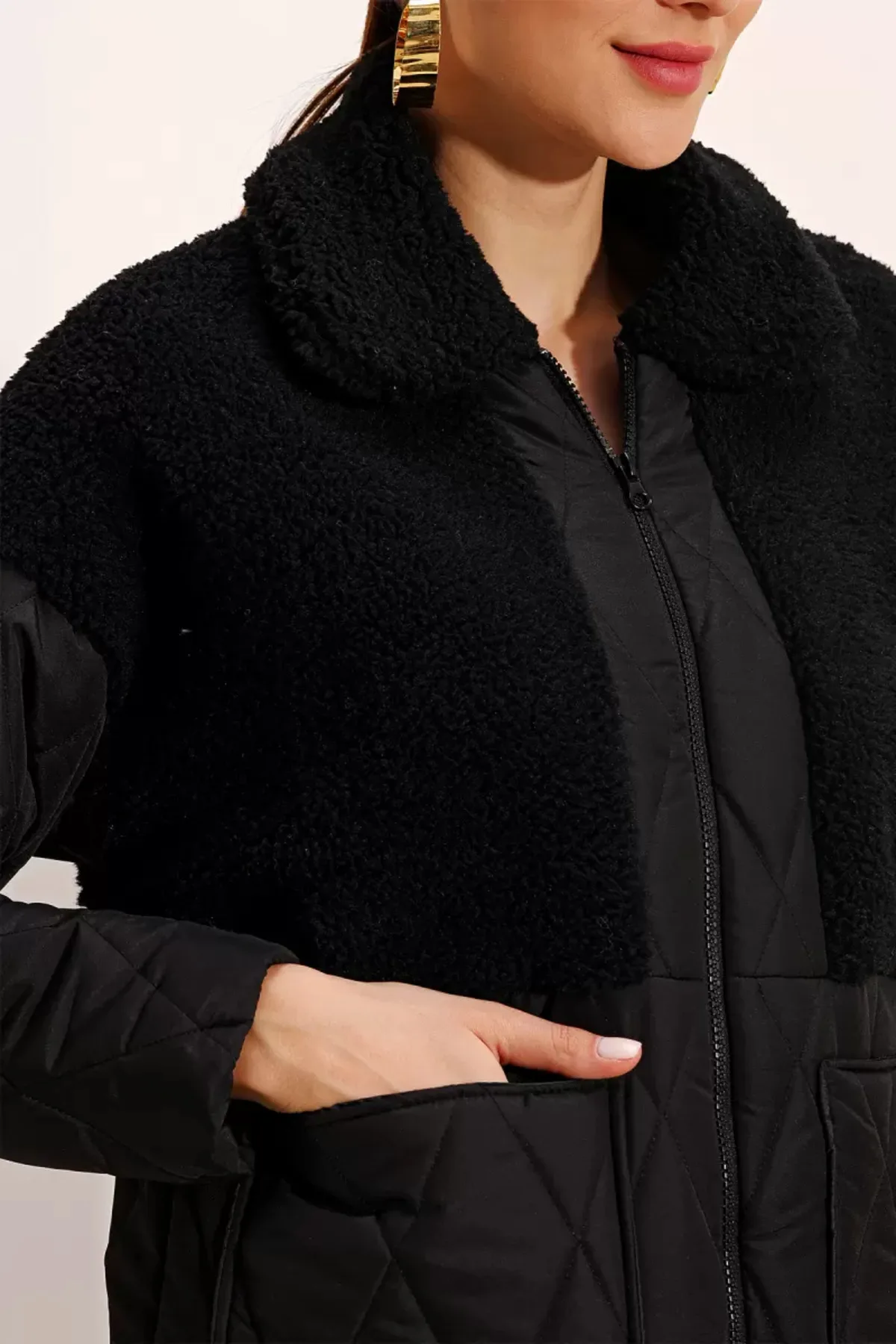 Kadın Yüksek Yaka Kapitone Peluş Detaylı Oversize Siyah Mont