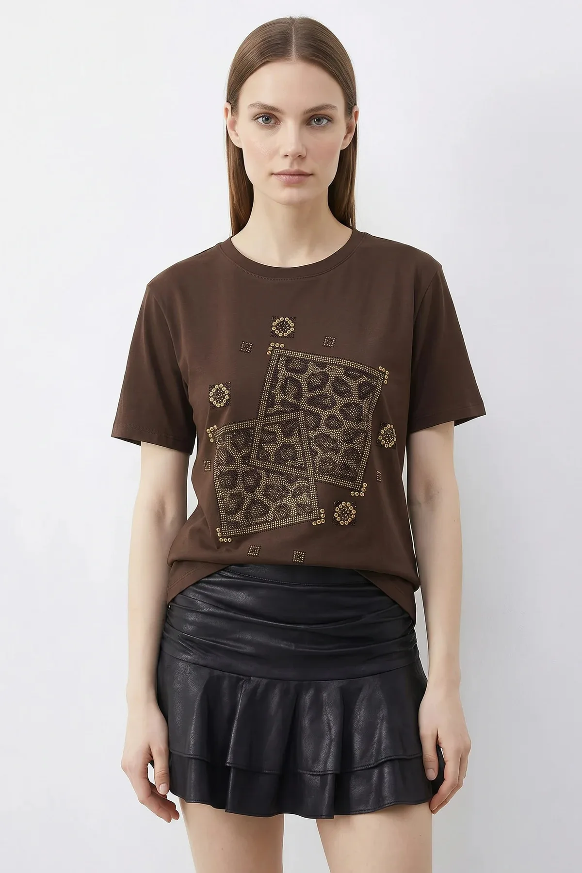 Kadın Taş Baskılı Leopar Desenli Bisiklet Yaka Regular Fit T Shirt Kahverengi T-Shirt