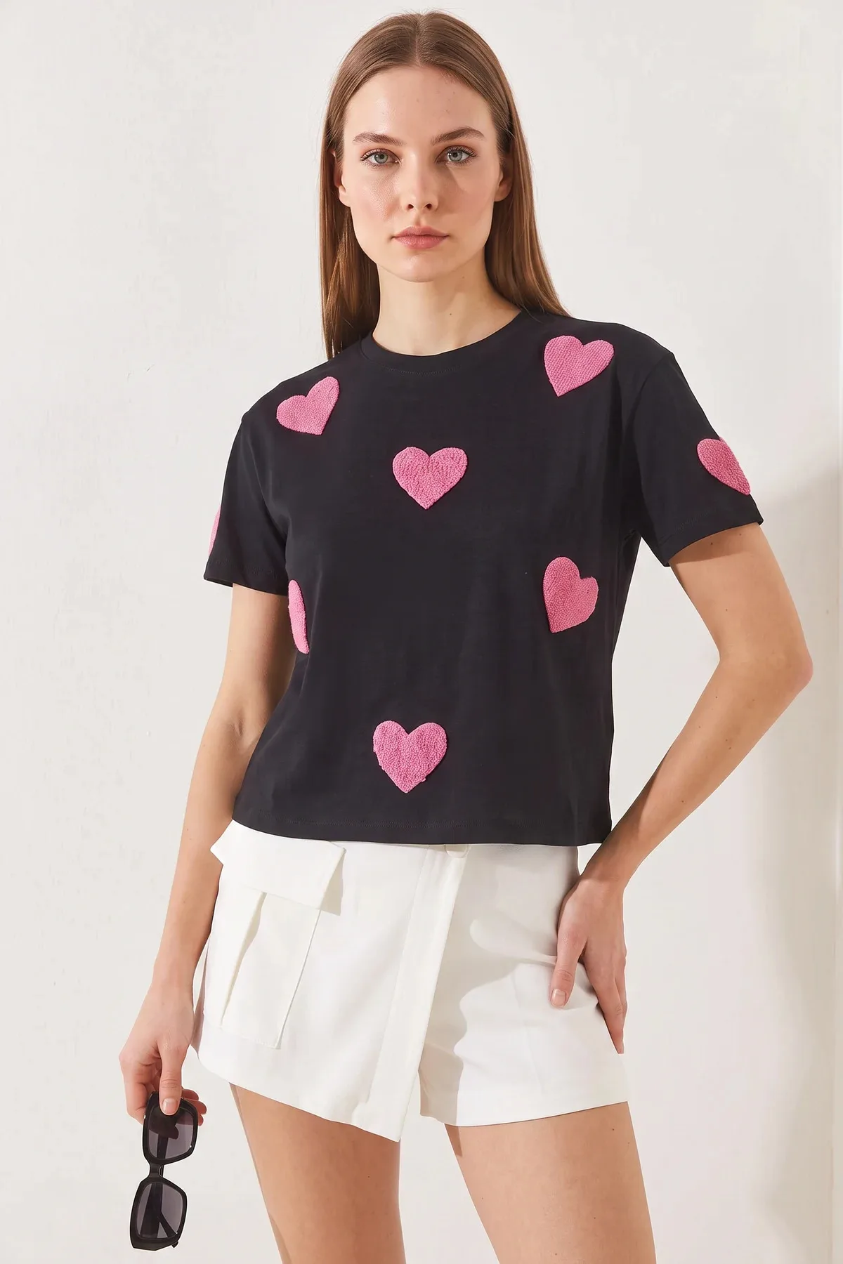 Kadın Kalp Nakışlı Basic T Shirt Siyah