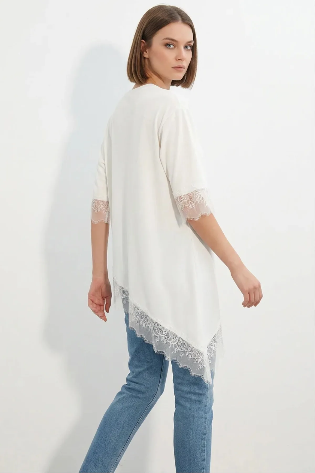 Kadın Yuvarlak Yaka Dantel Detaylı Asimetrik Kesim Oversize Beyaz Bluz