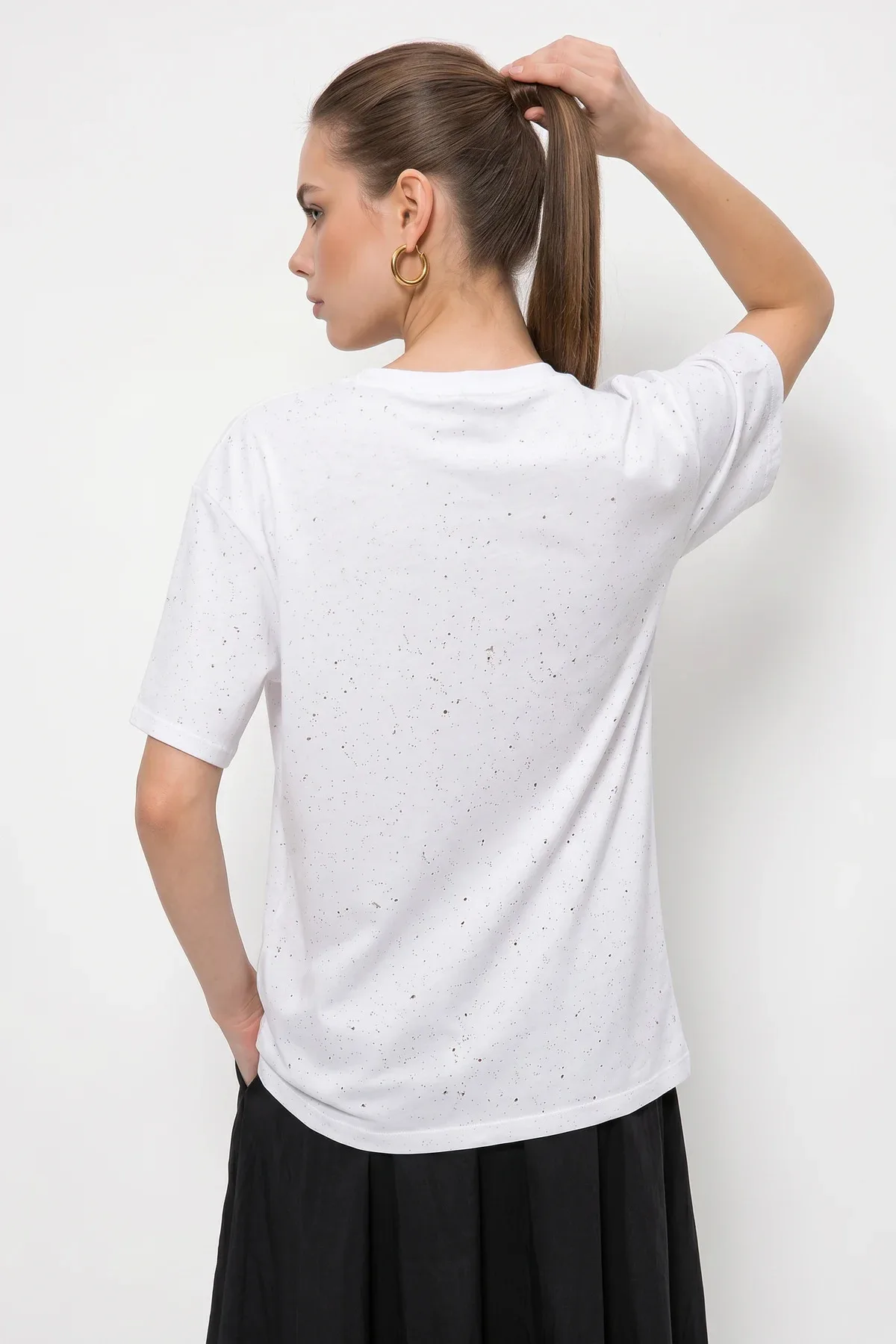 Kadın Yaldız Baskılı Zincir ve Fular Detaylı Oversize T Shirt Beyaz T-Shirt