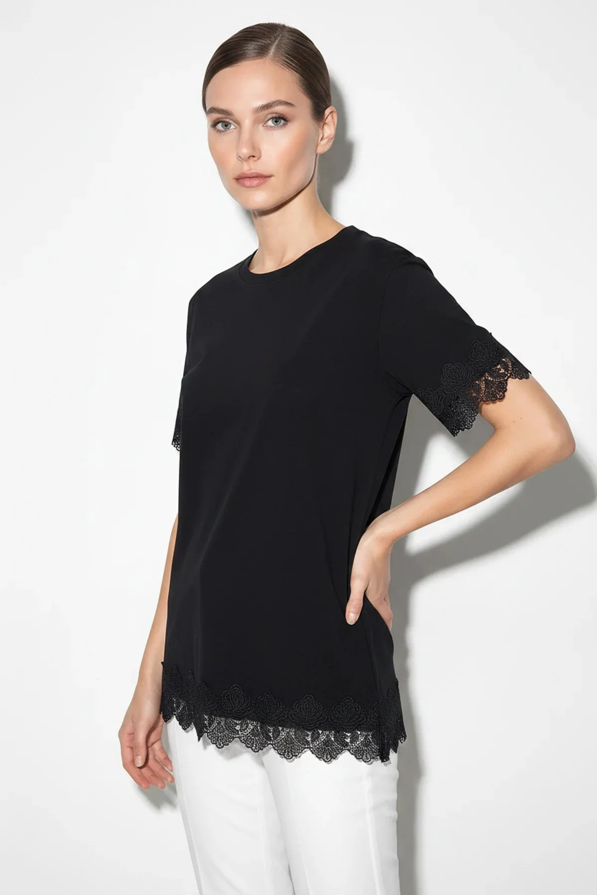 Kadın Bisiklet Yaka Dantel Detaylı Oversize T Shirt Siyah