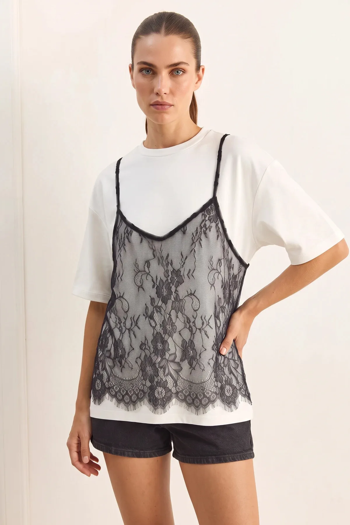 Kadın Dantel Detaylı Katmanlı Görünümlü Basic T Shirt Beyaz T-Shirt