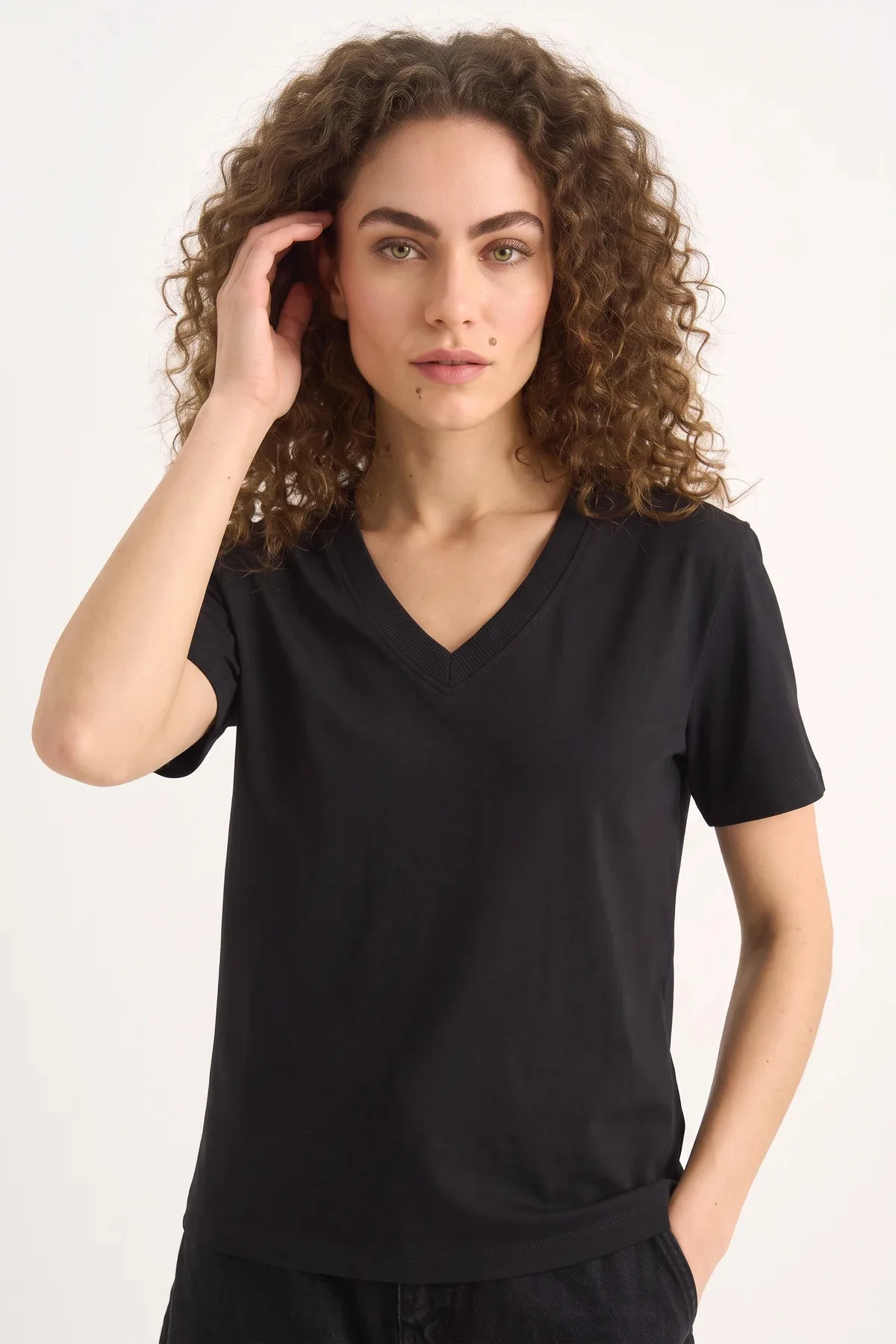 Kadın Derin V Yaka Organik Comfort Fit Pamuklu Siyah Tişört