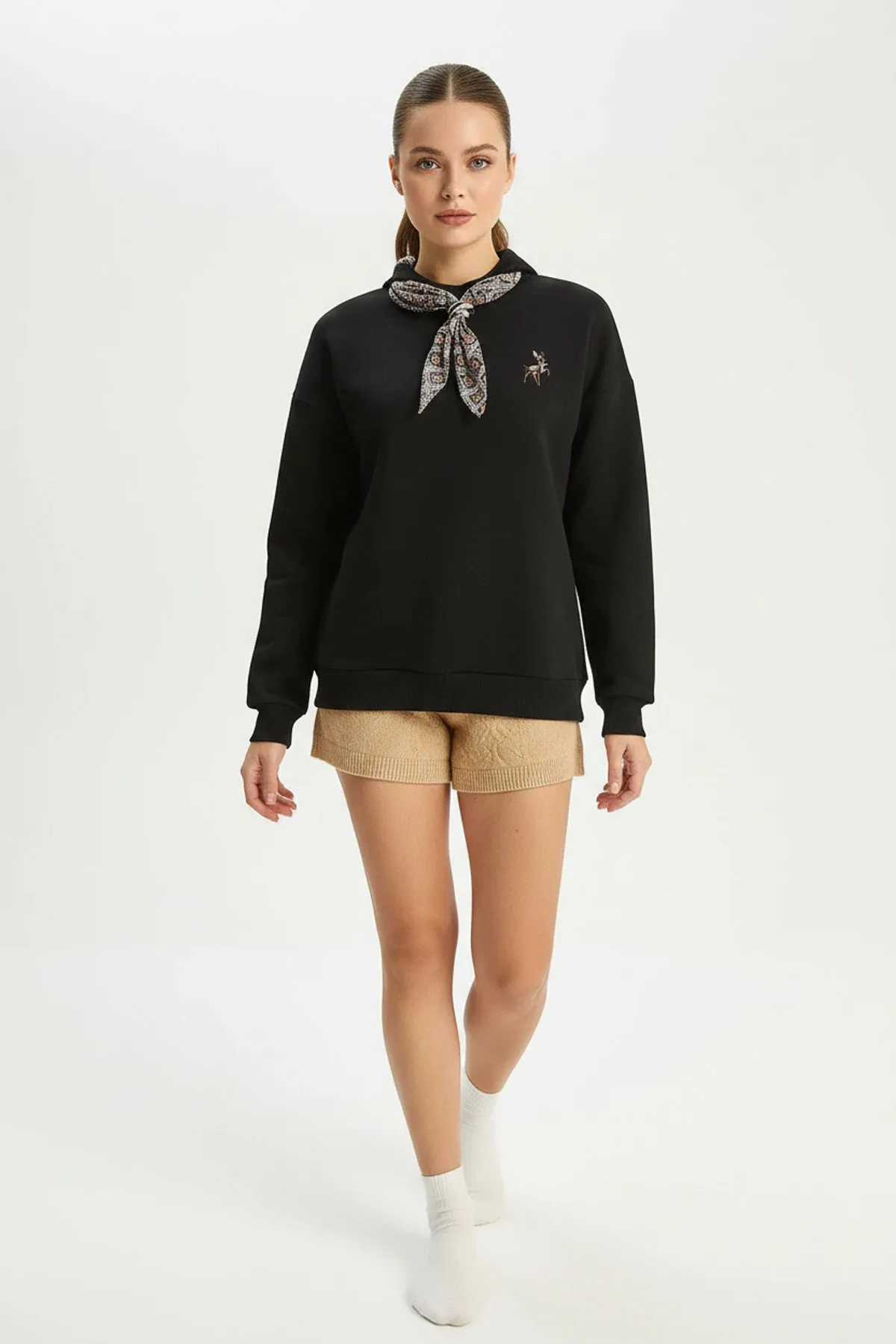 Kadın Fular Detaylı Ceylan Nakışlı Üç İplik Şardonlu Oversize Siyah Sweatshirt
