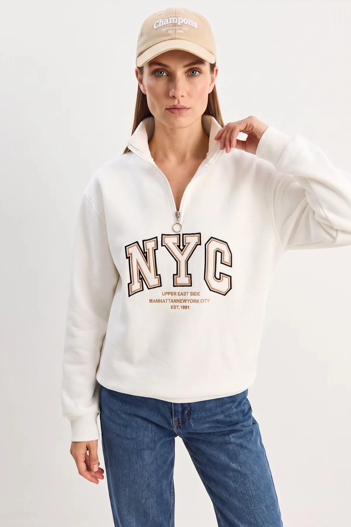 Kadın NYC Nakış İşlemeli Yakası Fermuarlı Oversize Beyaz Sweatshirt