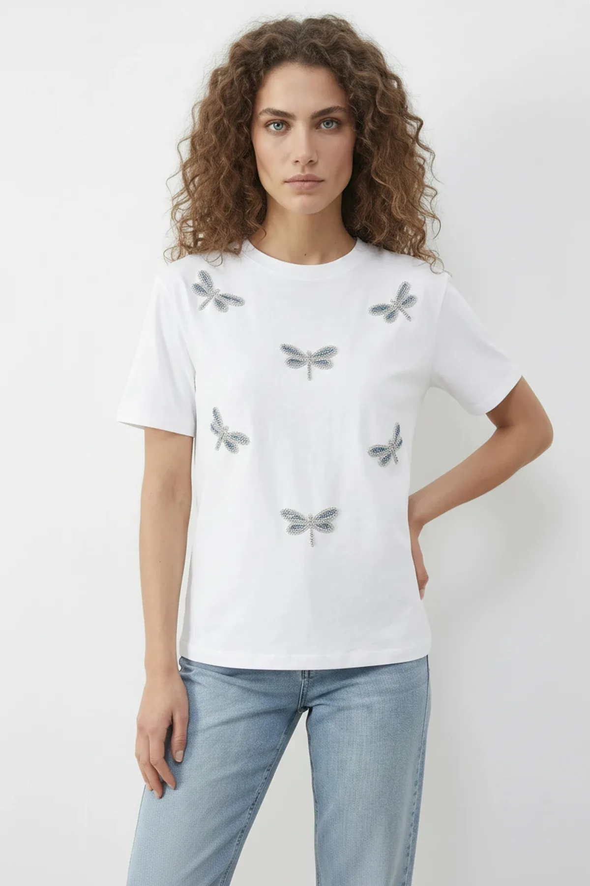Kadın Boncuk Taş İşlemeli Yusufçuk Desenli Rahat Kalıp T Shirt Beyaz T-Shirt