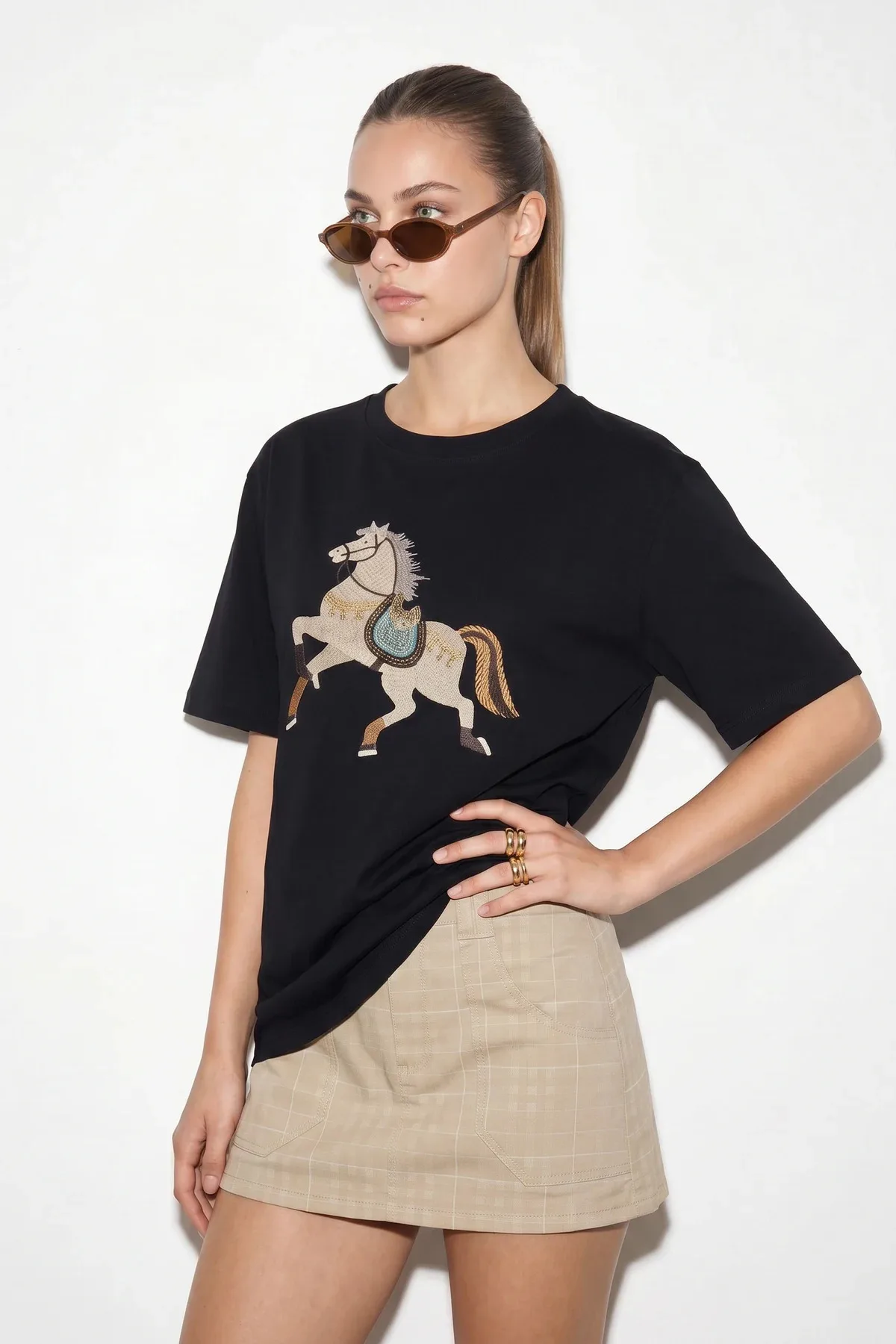 Kadın Figürlü Nakış ve Boncuk Detaylı Oversize T Shirt Kahverengi
