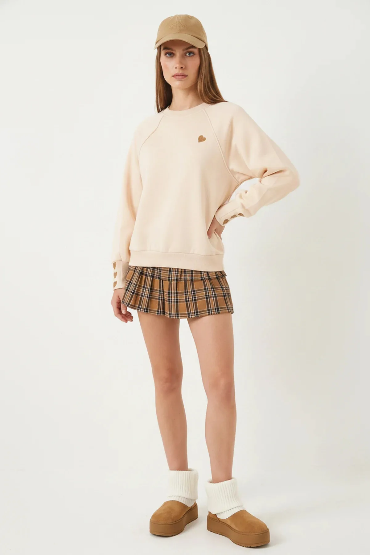 Kadın Bisiklet Yaka Kalp Nakışlı Üç İplik Şardonlu Bej Sweatshirt
