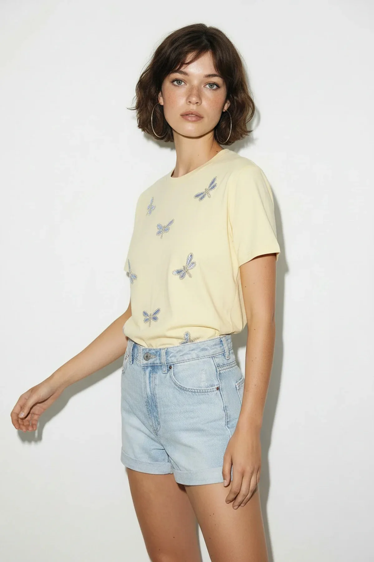 Kadın Boncuk Taş İşlemeli Yusufçuk Desenli Rahat Kalıp T Shirt Sarı