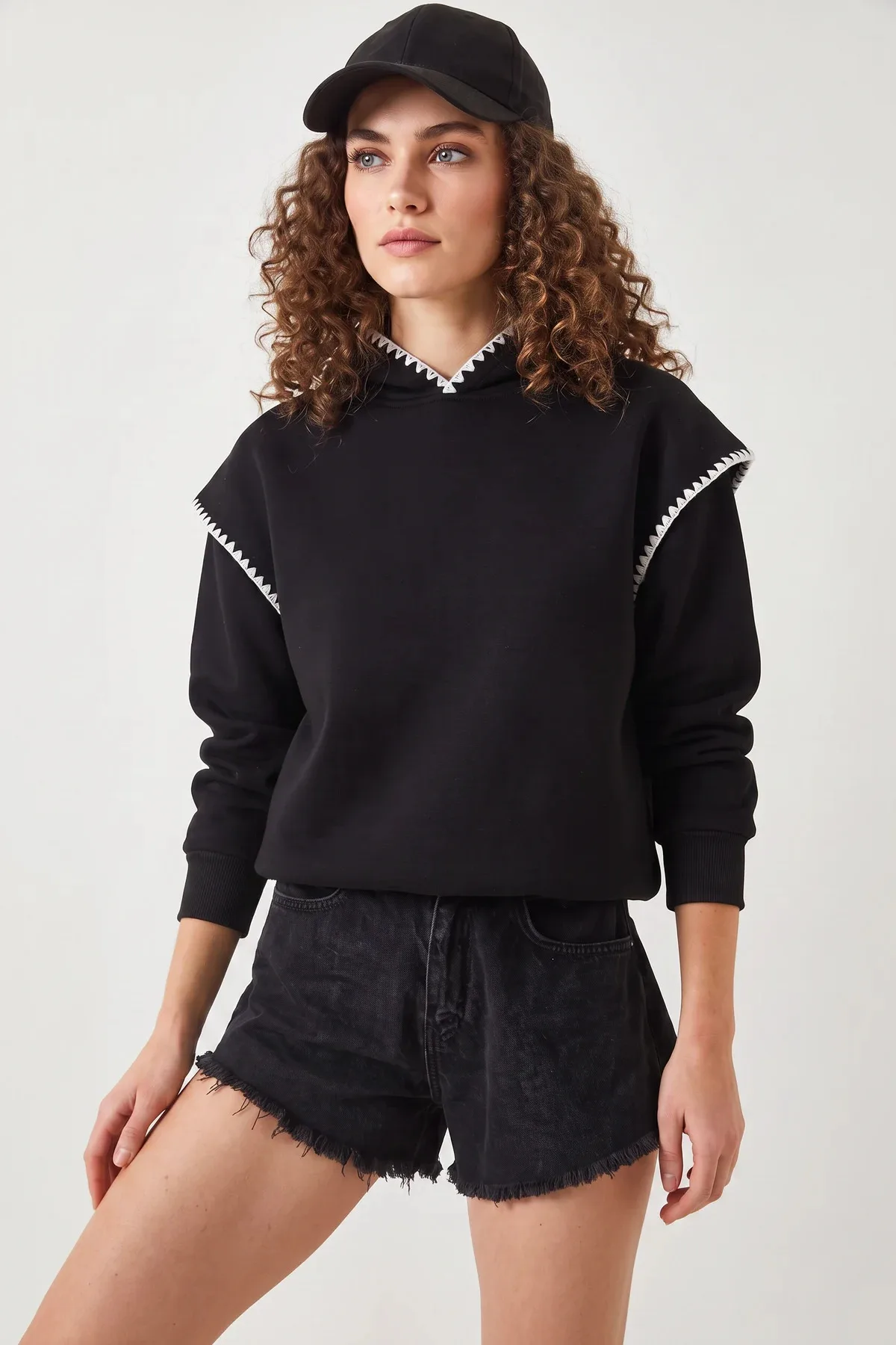 Kadın Kapüşonlu Dantel Detaylı Siyah Sweatshirt