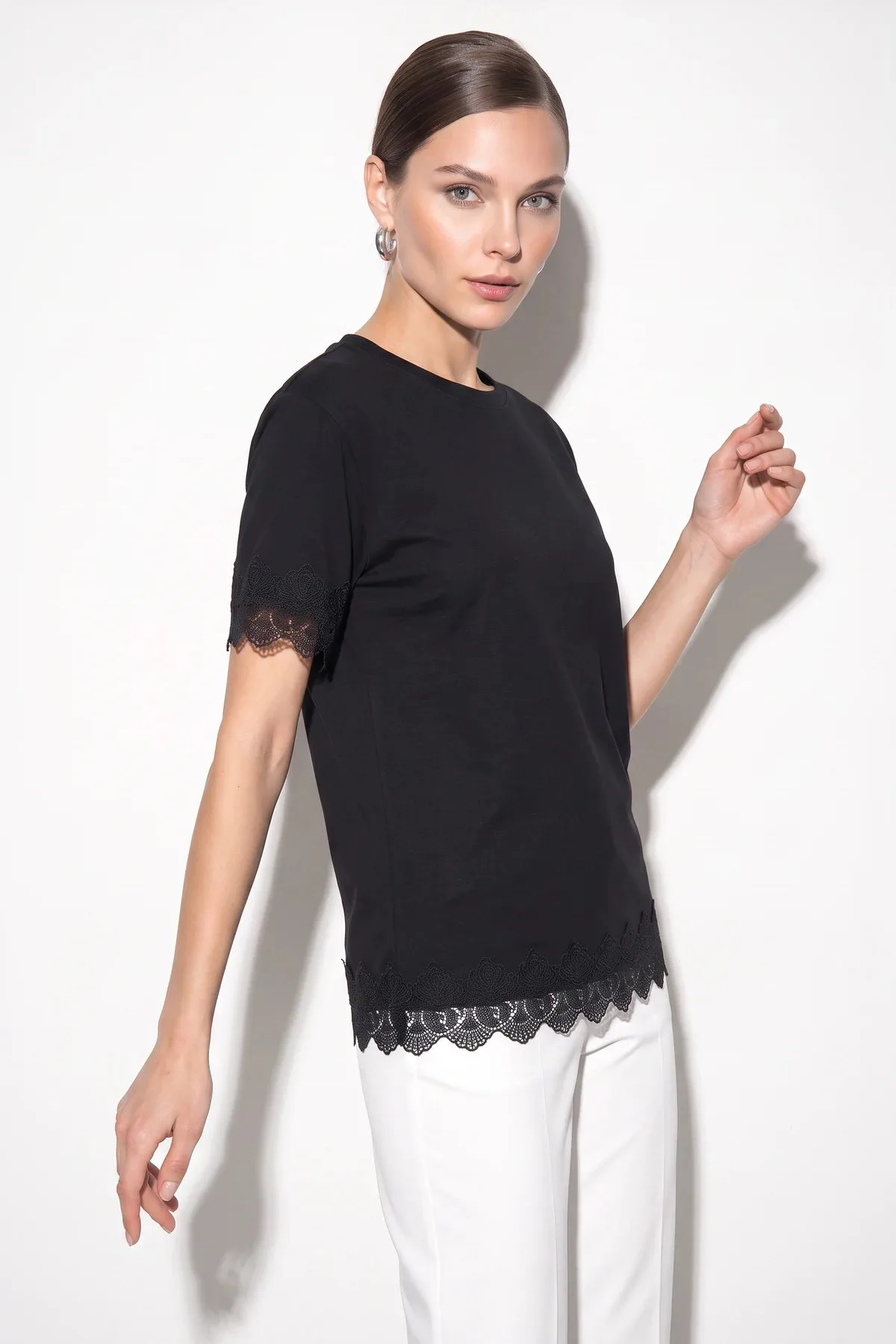 Kadın Bisiklet Yaka Dantel Detaylı Oversize T Shirt Siyah