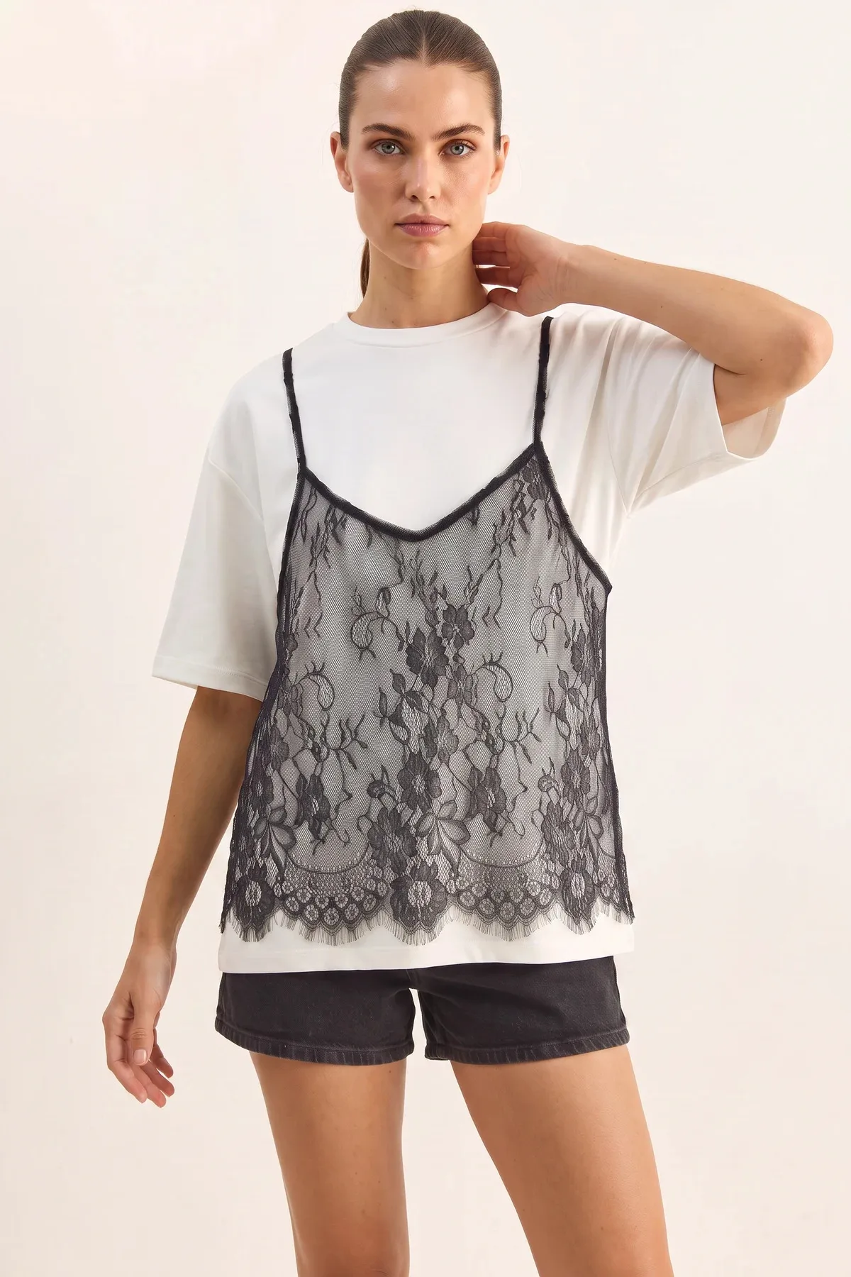 Kadın Dantel Detaylı Katmanlı Görünümlü Basic T Shirt Beyaz T-Shirt