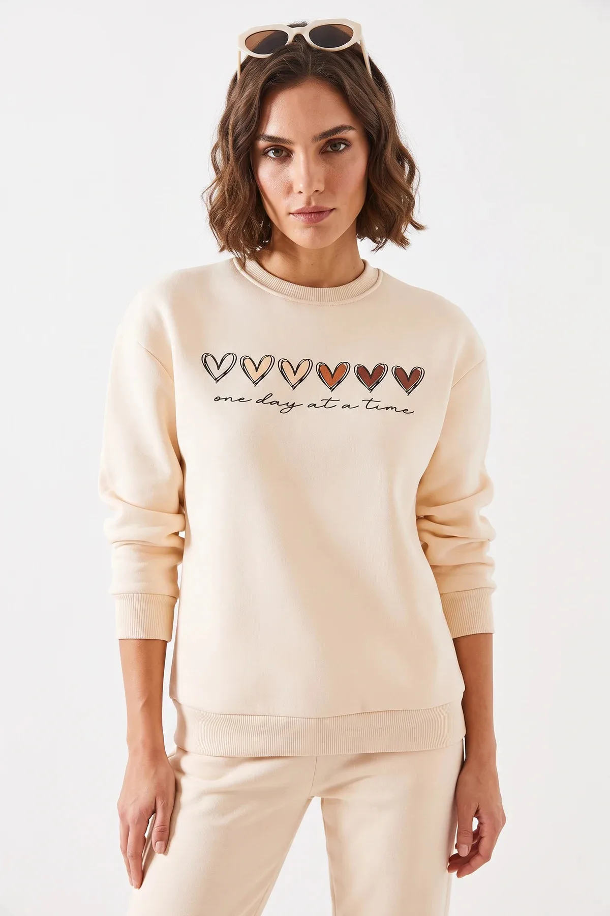 Kadın Üç İplik Şardonlu Renkli Kalp Baskılı Gri Melanj Sweatshirt