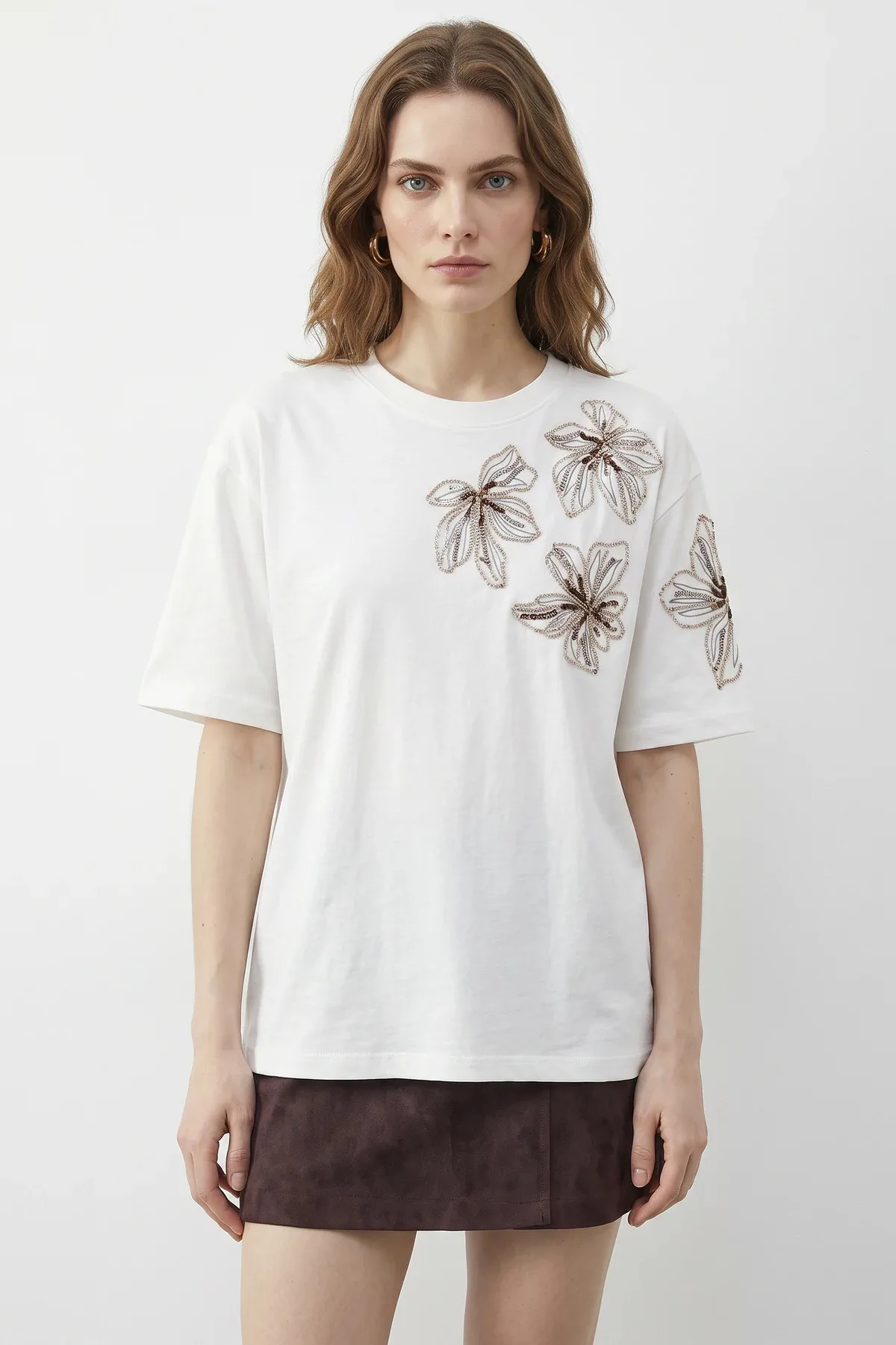 Kadın Boncuk Taş İşlemeli Çiçek Desenli Kol Detaylı Bisiklet Yaka T Shirt Beyaz