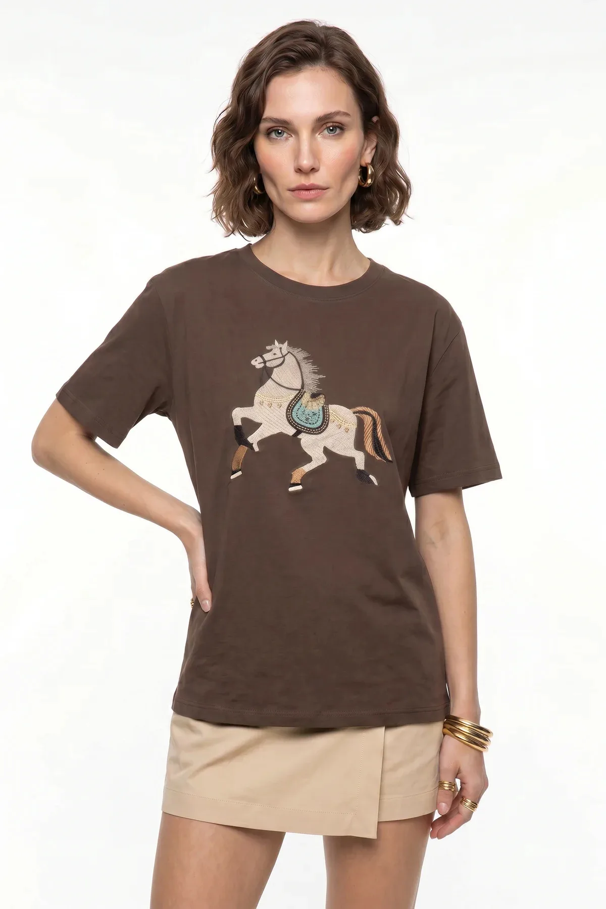 Kadın Figürlü Nakış ve Boncuk Detaylı Oversize T Shirt Kahverengi