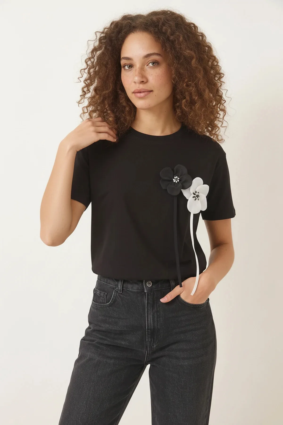 Kadın Aksesuarlı Kısa Kollu Pamuklu T Shirt Siyah