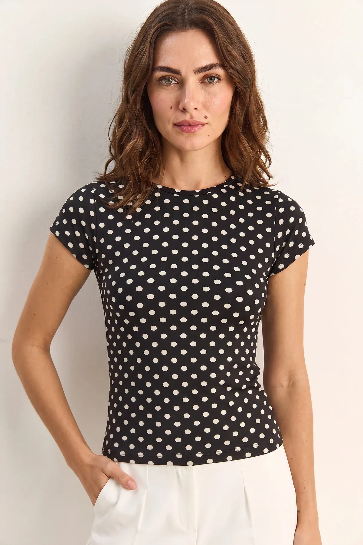 Kadın Bisiklet Yaka Puantiyeli Kısa Kollu Crop T Shirt Siyah Beyaz