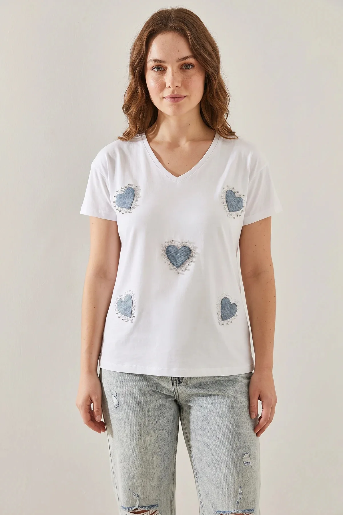 Kadın V Yaka Kot Kalp Detaylı Taşlı T Shirt Beyaz