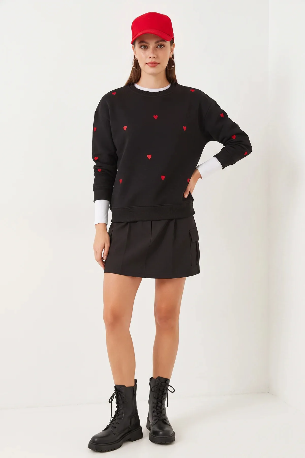 Kadın Kalp Nakışlı Siyah Sweatshirt