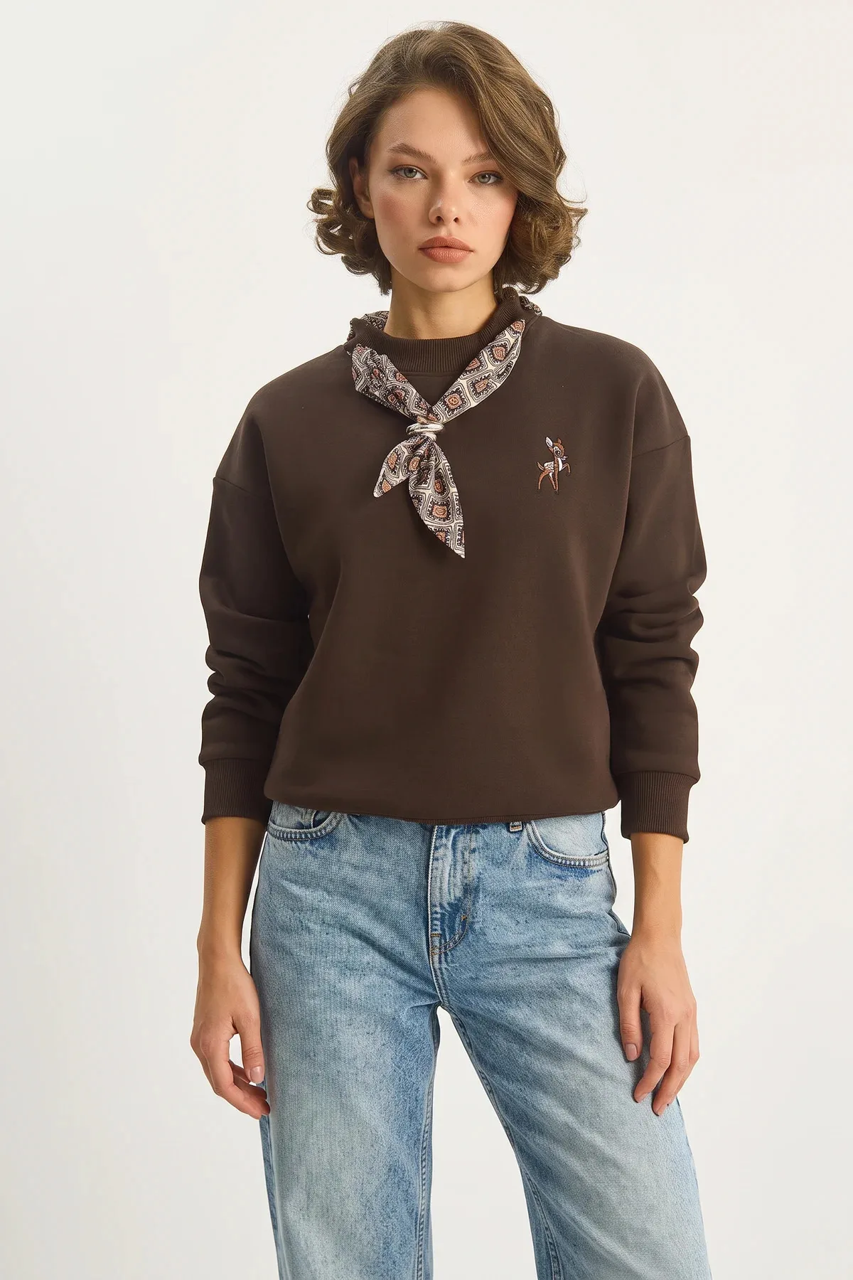 Kadın Fular Detaylı Ceylan Nakışlı Üç İplik Şardonlu Oversize Acı Kahve Sweatshirt