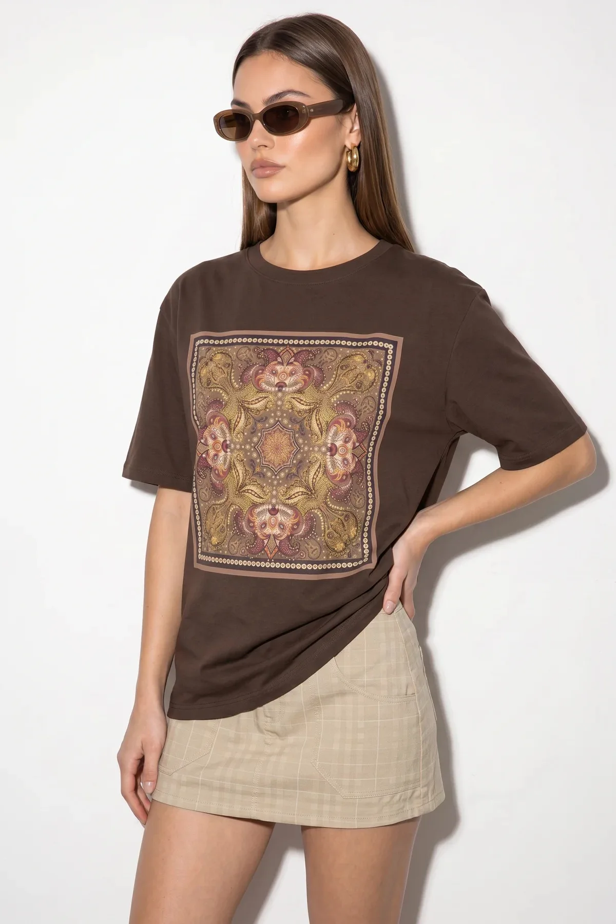 Kadın Etnik Desenli Boncuk İşlemeli Baskı Detaylı Oversize T Shirt Kahverengi T-Shirt