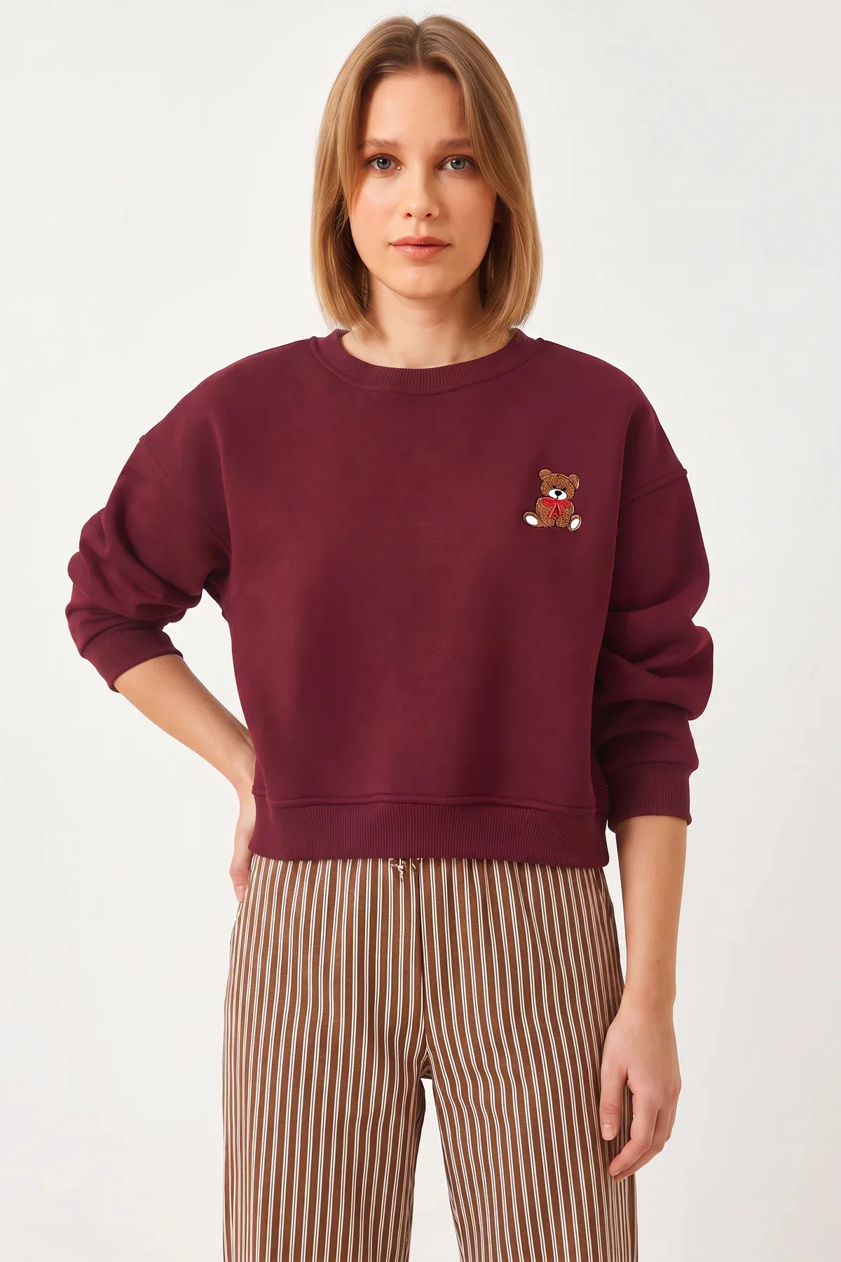 Kadın Üç İplik Şardonlu Ayıcık İşlemeli Bordo Sweatshirt